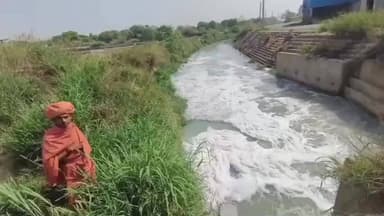 गंगा जी के शुद्धिकरण के लिए सरकार लगातार मेहनत कर रही है।
नाला और गंदा पानी भी पूरी निष्ठा से अपना योगदान दे रहे हैं।
चल रही जांच के बावजूद ऐसे वीडियो लगातार सामने आ रहे कही न कही अधिकारियों से साठ गांठ और संदेह के घेरे में ले जा रहे है ये दृश्य।
#kanpurnews #ganga #public #भ्रष्टाचार
@DMKanpur @mayorkanpur @cleanganganmcg @CMOfficeUP @nagarnigamknp @smcgup @moefcc