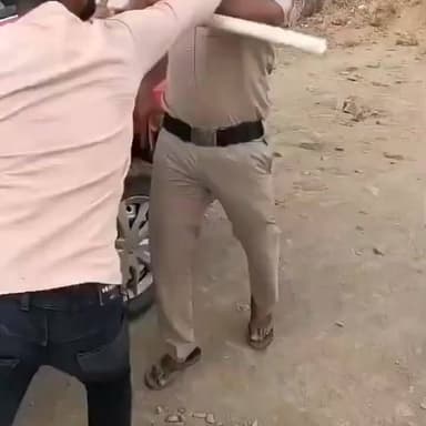 पति-पत्नी के विवाद में पहुंची पुलिस पर हमला, सिपाही घायल
बैतूल में घरेलू झगड़ा सुलझाने गई पुलिस टीम पर ईंट से हमला, मचा हड़कंप
कानून व्यवस्था पर सवाल: समझाने पहुंचे जवान का फूटा सिर, आरोपी के खिलाफ कार्रवाई
✒️रिपोर्ट नागेंद्र पांडये
बैतूल (मध्य प्रदेश)। मध्य प्रदेश के बैतूल जिले में एक घरेलू विवाद उस समय गंभीर घटना में बदल गया जब पति-पत्नी के झगड़े की सूचना पर पहुंची पुलिस टीम पर कथित रूप से हमला कर दिया गया। आरोप है कि विवाद को शांत कराने पहुंचे एक पुलिसकर्मी पर पति ने ईंट से हमला कर दिया, जिससे वह गंभीर रूप से घायल हो गया। घटना का वीडियो और जानकारी सामने आने के बाद मामला चर्चा का विषय बन गया है।
मध्य प्रदेश के बैतूल जिले में पति-पत्नी के बीच हुए विवाद को सुलझाने पहुंची पुलिस टीम को अप्रत्याशित स्थिति का सामना करना पड़ा। प्राप्त जानकारी के अनुसार, एक महिला ने घरेलू विवाद के चलते पुलिस सहायता मांगी थी। सूचना मिलने पर पुलिस टीम मौके पर पहुंची और दोनों पक्षों को समझाने का प्रयास करने लगी।
बताया जा रहा है कि पुलिस को मौके पर देखकर पति आक्रोशित हो गया। इसी दौरान उसने कथित रूप से एक ईंट उठाकर पुलिसकर्मी पर हमला कर दिया। ईंट सीधे सिपाही के सिर पर लगी, जिससे वह गंभीर रूप से घायल हो गया। घटना के बाद मौके पर अफरा-तफरी मच गई।
घरेलू विवाद ने लिया हिंसक रूप
स्थानीय सूत्रों के अनुसार, पति-पत्नी के बीच चल रहे विवाद को शांतिपूर्ण तरीके से सुलझाने का प्रयास किया जा रहा था, लेकिन अचानक स्थिति बिगड़ गई। पुलिसकर्मी पर हुए हमले ने कानून व्यवस्था से जुड़े गंभीर प्रश्न खड़े कर दिए हैं।
घायल पुलिसकर्मी का उपचार जारी
हमले में घायल सिपाही को तत्काल उपचार के लिए अस्पताल भेजा गया। चिकित्सकों की निगरानी में उसका इलाज जारी है। पुलिस अधिकारियों ने घटना को गंभीरता से लेते हुए पूरे मामले की जांच शुरू कर दी है।
आरोपी के खिलाफ कानूनी कार्रवाई की तैयारी
पुलिस सूत्रों के अनुसार, सरकारी कार्य में बाधा डालने, पुलिसकर्मी पर हमला करने और अन्य संबंधित धाराओं में आरोपी के खिलाफ कार्रवाई की जा रही है। अधिकारियों का कहना है कि कानून हाथ में लेने वालों के खिलाफ सख्त कदम उठाए जाएंगे।
सोशल मीडिया पर चर्चा का विषय बनी घटना
घटना की जानकारी सामने आने के बाद सोशल मीडिया पर भी इसे लेकर व्यापक चर्चा हो रही है। लोगों का कहना है कि विवाद चाहे कितना भी गंभीर क्यों न हो, कानून व्यवस्था बनाए रखने पहुंचे पुलिसकर्मियों पर हमला किसी भी स्थिति में उचित नहीं ठहराया जा सकता।
बैतूल की यह घटना दर्शाती है कि घरेलू विवाद कई बार अप्रत्याशित और हिंसक रूप ले सकते हैं। पुलिस की भूमिका ऐसे मामलों में मध्यस्थता और शांति स्थापित करने की होती है, इसलिए उन पर हमला कानून और व्यवस्था दोनों के लिए चुनौती माना जाता है। मामले की जांच जारी है और प्रशासन द्वारा आगे की कार्रवाई की जा रही है।
🟥 ND NEWS की अपील
🔹 घरेलू विवादों का समाधान बातचीत, परामर्श और कानूनी माध्यमों से करें।
🔹 किसी भी परिस्थिति में पुलिस या सरकारी कर्मचारियों पर हमला न करें।
🔹 परिवार में तनाव बढ़ने पर महिला हेल्पलाइन, परिवार परामर्श केंद्र या स्थानीय प्रशासन की मदद लें।
🔹 पुलिस प्रशासन घरेलू विवादों के संवेदनशील मामलों में सुरक्षा उपायों को और मजबूत करे।
🔹 समाज के सभी वर्ग कानून का सम्मान करें और विवादों का समाधान शांतिपूर्ण तरीके से करें।
"संवाद समाधान का मार्ग है, हिंसा केवल नई समस्याओं को जन्म देती है।"
👇👇
@CMMadhyaPradesh
@MPPoliceDeptt
@DGP_MP
@JansamparkMP
@betulpolice
@CollectorBetul
@mohdept
👇👇
#NDNews #दैनिकनिष्पक्षधारा #Betul #MadhyaPradesh #PoliceAttack #BreakingNews #CrimeNews #DomesticDispute #MPPolice #ViralNews
#बैतूल #मध्यप्रदेश #पुलिसपरहमला #घरेलूविवाद #सिपाहीघायल #कानूनव्यवस्था #ब्रेकिंगन्यूज़
👇👇
🟥 ND NEWS | दैनिक निष्पक्ष धारा
मुख्य संपादक / संस्थापक: राजन सिंह हाड़ा
सह-संपादक: शालिनी सिंह भदौरिया
📍 कार्यालय-3: U158, हीरा स्वीट्स के पास, विकास मार्ग, लक्ष्मी नगर, पूर्वी दिल्ली, पिन कोड – (110092) (NCR)
📍 कार्यालय-2: विधानसभा रोड, बर्लिंगटन चौराहा, लखनऊ (226001) (UP)
📍 कार्यालय-1: 1/1 अटल बिहारी चौराहा, नियर बर्मा चौराहा, फतेहपुर (212601) (UP)
📅 दिनांक: 18 जून 2026
📆 दिन: गुरुवार
📧 Email: ndnewschannel@gmail.com
📞 मोबाइल: 9696119696