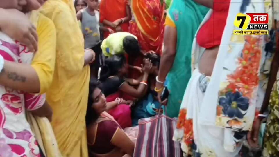 जमुई की बड़ी खबरें
झाझा के चरघरा में दर्दनाक सड़क हादसे में 15 वर्षीय छात्रा नैना कुमारी की मौत हो गई। कोचिंग से लौटने के दौरान हाइवा की चपेट में आने से यह हादसा हुआ। घटना के बाद आक्रोशित ग्रामीणों ने NH-333 को करीब तीन घंटे तक जाम रखा।
वहीं जमुई पुलिस लाइन में 2025 बैच के नवप्रशिक्षित सिपाहियों का भव्य दीक्षांत समारोह आयोजित किया गया। डीआईजी ने जवानों को संविधान, अनुशासन और देश सेवा की शपथ दिलाई।
इधर सेवन तक न्यूज़ की खबर का बड़ा असर देखने को मिला। गोली पंचायत में योजना के नाम पर कथित रूप से ली गई ₹24 हजार की राशि लाभुक को वापस कर दी गई। ग्रामीणों ने इसे पत्रकारिता की जीत बताया।
सच की आवाज़, जनता के साथ — सेवन तक न्यूज़
#Jamui #Jhajha #BiharNews #BreakingNews #RoadAccident #NH333 #JamuiPolice #PoliceTraining #SevanTakNews #Journalism #Bihar #ViralNews #JamuiUpdate
