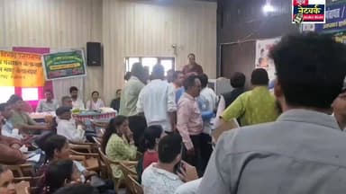 बेतालघाट में एक ओर भूख हड़ताल, दूसरी ओर ब्लॉक सभागार में महासंग्राम: जनसमस्याओं पर चर्चा से पहले भिड़े प्रधान संगठन अध्यक्ष और भाजपा मंडल अध्यक्ष
बेतालघाट। क्षेत्र की ज्वलंत समस्याओं को लेकर जहां एक ओर बेतालघाट सरकारी अस्पताल परिसर में चार युवा लगातार तीसरे दिन भी भूख हड़ताल पर बैठे हैं और उनकी हालत चिंताजनक बताई जा रही है, वहीं दूसरी ओर बुधवार को ब्लॉक मुख्यालय बेतालघाट के सभागार में आयोजित जनकल्याणकारी शिविर और प्रदर्शनी कार्यक्रम के दौरान ऐसा घटनाक्रम सामने आया जिसने पूरे कार्यक्रम की दिशा ही बदल दी।
ब्लॉक सभागार में आयोजित शिविर का शुभारंभ ब्लॉक प्रमुख अंकित साह और बीडीओ पंकज जोशी ने संयुक्त रूप से दीप प्रज्ज्वलित कर किया। विभिन्न विभागों द्वारा लगाए गए स्टॉलों का निरीक्षण करते हुए अधिकारियों ने लोगों से सरकारी योजनाओं का लाभ उठाने की अपील की। लेकिन कार्यक्रम शुरू होने के कुछ ही देर बाद सभागार का माहौल अचानक गरमा गया।
बताया गया कि ग्राम प्रधान संगठन अध्यक्ष जेडी कत्यूरा ने मंच पर भाजपा कार्यकर्ताओं की मौजूदगी पर आपत्ति जताई। इस पर भाजपा बेतालघाट मंडल अध्यक्ष प्रताप बोहरा ने कड़ा विरोध दर्ज कराया। देखते ही देखते दोनों पक्षों के बीच तीखी बहस शुरू हो गई, जिसने सभागार में मौजूद अधिकारियों, पंचायत प्रतिनिधियों और ग्रामीणों को असहज कर दिया। कुछ समय के लिए कार्यक्रम का केंद्र जनसमस्याएं नहीं बल्कि मंच पर छिड़ा यह विवाद बन गया।
स्थिति इतनी तनावपूर्ण हो गई कि सभागार में हड़कंप मच गया। पंचायत प्रतिनिधियों और अधिकारियों ने दोनों पक्षों को शांत कराने का प्रयास किया, लेकिन बहस लगातार बढ़ती रही। अंततः ब्लॉक प्रमुख अंकित साह और बीडीओ पंकज जोशी के हस्तक्षेप के बाद मामला किसी तरह शांत हो सका। मंच से भाजपा संगठन से जुड़े लोगों के हटने के बाद विवाद थमा और कार्यक्रम आगे बढ़ पाया।
विडंबना यह रही कि जिस समय क्षेत्र के युवा सड़क, स्वास्थ्य, शिक्षा, पेयजल और अन्य बुनियादी समस्याओं को लेकर भूख हड़ताल पर बैठे हैं, उसी समय जनसमस्याओं के समाधान के लिए आयोजित सरकारी शिविर में राजनीतिक तकरार सुर्खियां बटोरती नजर आई।
शिविर के दौरान बिजली, पानी, सड़क और अन्य मूलभूत सुविधाओं से जुड़ी समस्याएं प्रमुखता से उठीं। कुल 39 शिकायतें दर्ज की गईं, जिनमें से अधिकांश का मौके पर ही निस्तारण किया गया। बीडीओ ने संबंधित विभागों को शेष समस्याओं के प्राथमिकता के आधार पर समाधान के निर्देश दिए और जनहित के मामलों में लापरवाही न बरतने की चेतावनी दी।
कार्यक्रम में उपस्थित पंचायत प्रतिनिधियों और ग्रामीणों ने बेतालघाट को नशामुक्त बनाने का संकल्प भी लिया। वहीं कई विभागों के जिम्मेदार अधिकारियों की अनुपस्थिति पर पंचायत प्रतिनिधियों ने नाराजगी जताते हुए इसे जनसमस्याओं के प्रति उदासीनता बताया।
क्षेत्रवासियों के बीच अब चर्चा इस बात की है कि जब बेतालघाट गंभीर समस्याओं से जूझ रहा है और युवा अपनी मांगों को लेकर भूख हड़ताल पर बैठे हैं, तब जनमंचों पर समाधान की बजाय राजनीतिक टकराव सामने आना आखिर किस ओर इशारा करता है।
#betalghat #viral #top #uttarakhand #news