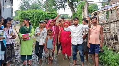 अररिया के नरपतगंज प्रखंड में बदहाल सड़क और जलजमाव की समस्या को लेकर ग्रामीणों का गुस्सा फूट पड़ा। मिल्की डुमरिया वार्ड संख्या 08 में वर्षों से जर्जर सड़क निर्माण की मांग को लेकर लोगों ने प्रदर्शन किया। ग्रामीणों ने प्रशासन को 30 दिनों का समय देते हुए चेतावनी दी है कि मांग पूरी नहीं हुई तो आंदोलन को तेज किया जाएगा।
#ArariaNews #Narpatganj #BiharNews #RoadProblem #VillageIssue #BiharDevelopment #RuralBihar #WaterLogging #NavBihar24 #BreakingNews