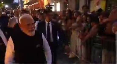 🇮🇳✈️ प्रधानमंत्री नरेंद्र मोदी अपनी विदेश यात्रा के अंतिम चरण में पेरिस पहुंच गए हैं।
यह दौरा कई महत्वपूर्ण द्विपक्षीय बैठकों, वैश्विक मुद्दों पर चर्चा और भारत के अंतरराष्ट्रीय संबंधों को मजबूत करने के प्रयासों के लिए चर्चा में रहा। 🌍
पेरिस में उनके कार्यक्रमों पर अब दुनिया की नजरें टिकी हैं, जहां भारत और फ्रांस के बीच रणनीतिक, आर्थिक और तकनीकी सहयोग से जुड़े मुद्दों पर बातचीत की संभावना जताई जा रही है।
भारत की बढ़ती वैश्विक भूमिका को लेकर यह दौरा काफी अहम माना जा रहा है। 🤝🇫🇷
#PMModi #NarendraModi #Paris #France #IndiaFrance #Diplomacy #InternationalRelations #GlobalPolitics #India #WorldNews #BreakingNews #TrendingNews #ModiInFrance