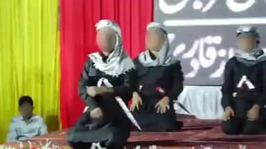 यह वीडियो पाकिस्तान के किसी मदरसे का नहीं बल्कि भारत के जालना का है
जालना के परतूर में 'किड्स वर्ल्ड इंग्लिश स्कूल' के एनुअल डे प्रोग्राम के दौरान, स्कूल के बच्चों ने नकली तलवारों के साथ पाकिस्तानी गाने "गुस्ताख-ए-नबी की एक सज़ा..." पर डांस किया।
बैकग्राउंड में पाकिस्तानी आतंकवादी मुमताज़ कादरी की तस्वीर लगाई गई थी। कादरी ने पाकिस्तान के पंजाब प्रांत के गवर्नर की हत्या कर दी थी, क्योंकि गवर्नर ने ईशनिंदा की आरोपी ईसाई महिला आसिया बीबी का बचाव किया था।
और इस मुमताज कादरी को पाकिस्तान सरकार ने फांसी पर लटका दिया था
यह स्कूल CBSE बोर्ड से मान्यता प्राप्त होने का दावा करता है और आरोप है कि यह बच्चों के बीच चरमपंथी विचारधारा को बढ़ावा दे रहा है।
#Jalna #Maharashtra #SchoolProgram #BreakingNews #Education #JalnaNews #ViralVideo #IndiaNews #Investigation #TrendingNews #NewsUpdate #MaharashtraNews