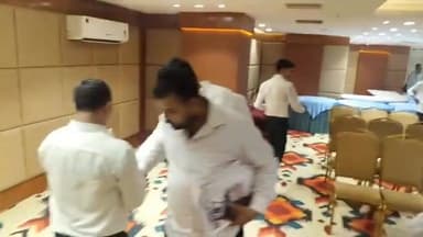 #देख_रहे_हो_विनोद... ई हैं कनपुरिया 😆 डिप्टी सीएम केशव प्रसाद मौर्य की प्रेस कॉन्फ्रेंस खत्म होते ही काजू, बादाम और किशमिश पर ऐसा हमला बोला गया कि राजनीतिक चर्चा पीछे छूट गई और ड्राई फ्रूट्स सुर्खियों में आ गए।
नाश्ते की टेबल पर नेताओं, कार्यकर्ताओं और समर्थकों में ऐसी होड़ मची कि देखते ही देखते प्लेटें खाली हो गईं। कानपुर में प्रेस वार्ता से ज्यादा चर्चा काजू-बादाम की रही, और यह नजारा सोशल मीडिया पर खूब सुर्खियां बटोर रहा है। 😄
#followers Keshav Prasad Maurya Dharmendra Kumar
#Kanpur #KeshavPrasadMaurya #PressConference #ViralNews