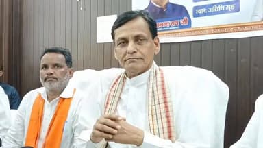 मोदी सरकार के 12 साल में 25 करोड़ लोग गरीबी रेखा से बाहर : नित्यानंद राय
गयाजी के सर्किट हाउस में गुरुवार को केंद्रीय गृह राज्यमंत्री नित्यानंद राय ने प्रेस कॉन्फ्रेंस की। उन्होंने प्रधानमंत्री नरेंद्र मोदी के 12 वर्ष के कार्यकाल को गरीब कल्याण, विकास और राष्ट्रीय सुरक्षा को समर्पित बताया।
नित्यानंद राय ने कहा कि पिछले 12 वर्षों में 25 करोड़ से अधिक लोग गरीबी रेखा से बाहर आए हैं। चार करोड़ से अधिक गरीब परिवारों को पक्का मकान व 12 करोड़ शौचालयों का निर्माण कराया गया। 58 करोड़ जनधन खाते खोले गए और डीबीटी से 11 लाख करोड़ रुपये सीधे लाभार्थियों को भेजे गए।
उन्होंने कहा कि राष्ट्रीय सुरक्षा पर सरकार जीरो टॉलरेंस की नीति पर काम कर रही है। सर्जिकल स्ट्राइक का उल्लेख करते हुए कहा कि आतंकवाद पर कड़ी कार्रवाई की गई है।
केंद्रीय मंत्री ने बताया कि पीएम किसान सम्मान निधि से करोड़ों किसानों को लाभ मिल रहा है। 43 करोड़ आयुष्मान कार्ड जारी हुए हैं। प्रति व्यक्ति आय 46 हजार से बढ़कर दो लाख रुपये से अधिक हो गई है। उन्होंने कहा कि अयोध्या में श्रीराम मंदिर का निर्माण हुआ है। नक्सलवाद पर प्रभावी नियंत्रण स्थापित हुआ है। 2047 तक विकसित भारत का संकल्प तेजी से आगे बढ़ रहा है।
#GayaNews #BiharNews #NityanandRai #CentralGovernment #Development #PMModi