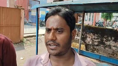 तिलैया में पति ने पत्नी और दोस्त पर लगाए गंभीर आरोप
तिलैया थाना क्षेत्र में एक पति ने अपनी पत्नी और अपने दोस्त के खिलाफ अवैध संबंध, मारपीट, चोरी और जान से मारने की धमकी देने का आरोप लगाते हुए थाना में लिखित शिकायत दी है। शिकायतकर्ता सत्येंद्र कुमार ने आरोप लगाया है कि 17 जून को उन्होंने दोनों को अपने घर में आपत्तिजनक स्थिति में देखा, जिसका विरोध करने पर उनके साथ मारपीट की गई। उन्होंने यह भी आरोप लगाया कि घर से करीब ढाई लाख रुपये के जेवरात और 20 हजार रुपये नकद लेकर दोनों फरार हो गए। पीड़ित ने अपनी जान को खतरा बताते हुए पुलिस से कानूनी कार्रवाई और सुरक्षा की मांग की है। मामले की जांच पुलिस कर रही है।
#Koderma #Tilaiya #Jharkhand #CrimeNews #KodermaNews #TilaiyaPolice #JharkhandNews #BreakingNews #ViralNews #FacebookPost #NewsUpdate
