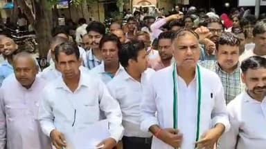 🚨 ब्रेकिंग न्यूज़ | बहरोड़ 🚨
⚫ जिला अस्पताल में प्रसूता की मौत पर बवाल
बहरोड़ राजकीय जिला अस्पताल में सिजेरियन डिलीवरी के बाद प्रसूता निशा देवी की मौत से आक्रोश फैल गया। मृतका के परिजनों और सर्व समाज ने अस्पताल प्रशासन, डॉक्टर व स्टाफ पर गंभीर लापरवाही के आरोप लगाए हैं।
📌 उप जिला मजिस्ट्रेट को सौंपे ज्ञापन में पीएमओ, डॉ. निधि यादव एवं संबंधित स्टाफ को तत्काल निलंबित/बरखास्त करने, उच्च स्तरीय जांच कराने और दोषियों के खिलाफ सख्त कानूनी कार्रवाई की मांग की गई है।
📌 मृतका इंदिरा कॉलोनी निवासी एडवोकेट टिकू खन्ना की पत्नी बताई जा रही हैं।
📌 सर्व समाज ने घटना की कड़ी निंदा करते हुए निष्पक्ष जांच की मांग की है।
#BreakingNews #Behror #DistrictHospital #MedicalNegligence #RajasthanNews