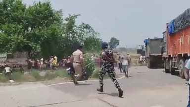 फर्जी एनकाउंटर का आरोप: भरत भूषण तिवारी की मौत पर फूटा गुस्सा, 4 घंटे जाम रहा आरा-बक्सर फोरलेन, पुलिस ने भांजी लाठियां
आरा (भोजपुर): पुलिस मुठभेड़ में घायल हुए भरत भूषण तिवारी की इलाज के दौरान मौत के बाद गुरुवार को भोजपुर जिले के बिलौटी गांव में माहौल तनावपूर्ण हो गया। आक्रोशित परिजनों और ग्रामीणों ने शव को सड़क पर रखकर आरा-बक्सर फोरलेन को करीब चार घंटे तक जाम कर दिया। प्रदर्शनकारियों ने पुलिस पर फर्जी एनकाउंटर का आरोप लगाते हुए दोषी पुलिसकर्मियों के खिलाफ कार्रवाई और न्याय की मांग की।
सड़क जाम के कारण फोरलेन के दोनों ओर वाहनों की लंबी कतारें लग गईं। कई किलोमीटर तक ट्रैफिक ठप रहा और यात्रियों को भारी परेशानियों का सामना करना पड़ा। प्रदर्शन के दौरान ग्रामीणों ने पुलिस प्रशासन के खिलाफ जमकर नारेबाजी की और घटना की उच्चस्तरीय जांच की मांग उठाई।
स्थिति बिगड़ती देख भारी संख्या में पुलिस बल मौके पर पहुंचा। पुलिस और प्रदर्शनकारियों के बीच तीखी नोकझोंक हुई। जाम हटाने के प्रयास में पुलिस को लाठियां भांजनी पड़ी, जिसके बाद कुछ देर के लिए अफरातफरी का माहौल बन गया। हालांकि बाद में अधिकारियों के समझाने-बुझाने के बाद स्थिति पर काबू पाया गया।
ग्रामीणों का आरोप है कि भरत भूषण तिवारी ने आत्मसमर्पण कर दिया था, इसके बावजूद पुलिस ने गोली मार दी। वहीं पुलिस का कहना है कि आरोपी ने पुलिस टीम पर फायरिंग की थी और जवाबी कार्रवाई में वह घायल हुआ था। इलाज के दौरान उसकी मौत हो गई।
#Bhojpur #Ara #BharatBhushanTiwari #EncounterCase #BiharPolice #AraBuxarFourLane #BreakingNews #BiharNews #PoliceAction #ViralNews #JusticeForBharatTiwari #RoadJam #LathiCharge #TrendingNews #HindiNews