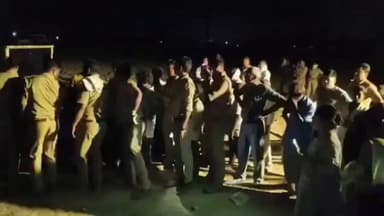 मेजा ट्रिपल मर्डर केस, देर रात पुलिस की मौजूदगी में हुआ अंतिम संस्कार।।
#PRAYAGRAJ_POLICE #खबरें_प्रयागराज_की #prayagrajnews #ViralNewsUpdate #crimestory #prayagrajpolice #up