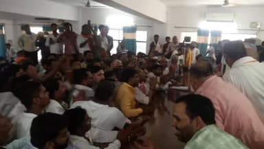 क्षेत्र के विभिन्न समस्याओं को लेकर पूर्व शिक्षा मंत्री राकेश धर त्रिपाठी ने उपजिलाधिकारी को दिया ज्ञापन