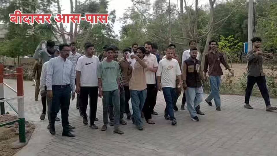#ChuruNews #बीदासर संस्था के बगैर चुनाव किये पदाधिकारी बनने का आरोप, संस्था के अनेक सदस्यों ने निष्पक्ष जांच की मांग को लेकर उपखंड अधिकारी के नाम ज्ञापन सौंपा।