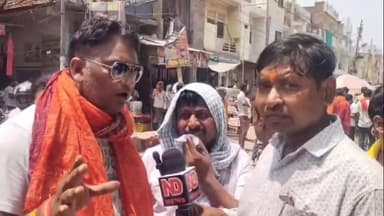तेज रफ्तार रोडवेज बस का कहर: 8 माह की गर्भवती महिला की दर्दनाक मौत
जिला अस्पताल टीका लगवाने जा रही महिला को रोडवेज बस ने कुचला
हादसे के बाद लोगों में आक्रोश, शव रखकर जाम लगाने की कोशिश
✒️रिपोर्ट अजय श्रीवास्तव
https://x.com/i/status/2067487960019399156
उत्तर प्रदेश /फतेहपुर शहर के राधानगर थाना क्षेत्र स्थित देवीगंज पुल के पास गुरुवार को एक दर्दनाक सड़क हादसे में आठ माह की गर्भवती महिला की मौत हो गई। जानकारी के अनुसार महिला अपने भाई के साथ जिला अस्पताल टीकाकरण के लिए जा रही थी, तभी तेज रफ्तार रोडवेज बस ने बाइक को टक्कर मार दी। हादसे के बाद क्षेत्र में तनाव और आक्रोश का माहौल बन गया तथा स्थानीय लोगों ने विरोध प्रदर्शन का प्रयास किया। पुलिस मौके पर पहुंचकर स्थिति को नियंत्रित करने में जुटी रही।
फतेहपुर जनपद में एक बार फिर तेज रफ्तार का कहर देखने को मिला, जहां एक लापरवाह रोडवेज बस ने एक गर्भवती महिला की जिंदगी छीन ली। हादसा राधानगर थाना क्षेत्र के देवीगंज पुल के समीप हुआ, जहां जिला अस्पताल जा रही महिला रोडवेज बस की चपेट में आ गई।
प्राप्त जानकारी के अनुसार खुशबू देवी पत्नी सुजान अपने भाई के साथ बाइक पर सवार होकर जिला अस्पताल टीका लगवाने जा रही थीं। बताया जा रहा है कि खुशबू देवी लगभग आठ माह की गर्भवती थीं और नियमित जांच एवं टीकाकरण के लिए अस्पताल जा रही थीं।
इसी दौरान रोडवेज बस संख्या UP 78 LM 9644 ने बाइक को टक्कर मार दी। टक्कर इतनी भीषण थी कि महिला बस के नीचे आ गई और मौके पर ही उसकी दर्दनाक मौत हो गई। घटना के बाद आसपास मौजूद लोगों में अफरा-तफरी मच गई।
हादसे के बाद फूटा लोगों का गुस्सा
घटना की जानकारी मिलते ही बड़ी संख्या में स्थानीय लोग और परिजन मौके पर पहुंच गए। गर्भवती महिला की मौत की खबर से लोगों में भारी आक्रोश फैल गया। कुछ लोगों ने शव को पुल पर रखकर जाम लगाने का प्रयास किया और दोषियों के खिलाफ कठोर कार्रवाई की मांग की।
सूचना मिलते ही पुलिस बल मौके पर पहुंच गया और लोगों को समझाकर स्थिति को नियंत्रित करने का प्रयास किया। पुलिस अधिकारियों ने परिजनों को निष्पक्ष कार्रवाई का आश्वासन दिया।
परिवार पर टूटा दुखों का पहाड़
प्रत्यक्षदर्शियों के अनुसार खुशबू देवी अपने होने वाले बच्चे के साथ एक नई जिंदगी की उम्मीद लेकर अस्पताल जा रही थीं, लेकिन रास्ते में ही दर्दनाक हादसे ने मां और अजन्मे शिशु दोनों की जिंदगी समाप्त कर दी। घटना के बाद परिवार में कोहराम मचा हुआ है और परिजनों का रो-रोकर बुरा हाल है।
सड़क सुरक्षा पर फिर उठे सवाल
इस हादसे ने एक बार फिर सड़क सुरक्षा, तेज रफ्तार वाहनों की निगरानी और सार्वजनिक परिवहन चालकों की जवाबदेही पर गंभीर सवाल खड़े कर दिए हैं। स्थानीय लोगों का कहना है कि शहर और हाईवे क्षेत्रों में बेलगाम गति से दौड़ रहे भारी वाहनों पर प्रभावी नियंत्रण की आवश्यकता है।
फिलहाल पुलिस ने महिला के शव को कब्जे में लेकर पोस्टमार्टम की प्रक्रिया शुरू कर दी है और दुर्घटना के कारणों की जांच की जा रही है। प्रशासनिक अधिकारियों का कहना है कि जांच के आधार पर आवश्यक कानूनी कार्रवाई की जाएगी। यह हादसा न केवल एक परिवार के लिए अपूरणीय क्षति है, बल्कि सड़क सुरक्षा व्यवस्था को लेकर भी गंभीर प्रश्न खड़े करता है।
"एक पल की लापरवाही किसी परिवार की पूरी दुनिया उजाड़ सकती है।"
👇👇
@dgpup
@RSSorg
@UPGovt
@wpl1090
@RSSgeet
@Uppolice
@MIB_India
@PMOIndia
@HMOIndia
@abmanglik
@VHPDigital
@igrangealld
@myogioffice
@InfoDeptUP
@dmfatehpur
@sdmsadarftp
@CMOfficeUP
@CMOUP_RC
@UPPRD1948
@ChiefSecyUP
@ChiefSecyUP
@MahantYogiG
@FatehpurSdm
@fatehpurpolice
@BajrangDalOrg
@112UttarPradesh
@myogiadityanath
@CommissionerPrg
@ADGZonPrayagraj
👇👇
#NDNews #दैनिकनिष्पक्षधारा #Fatehpur #RoadAccident #DeviGanjBridge #PregnantWoman #UPRoadways #BreakingNews #RoadSafety #RadhanagarPolice
#फतेहपुर #देवीगंजपुल #सड़कदुर्घटना #रोडवेजबस #गर्भवतीमहिला #उत्तरप्रदेश #ब्रेकिंगन्यूज़ #यातायातसुरक्षा
👇👇
🟥 ND NEWS | दैनिक निष्पक्ष धारा
मुख्य संपादक / संस्थापक: राजन सिंह हाड़ा
सह-संपादक: शालिनी सिंह भदौरिया
✒️ रिपोर्ट : सहयोगी शिवा गुप्ता के साथ जिला ब्यूरो अजय श्रीवास्तव
📍 कार्यालय-3: U158, हीरा स्वीट्स के पास, विकास मार्ग, लक्ष्मी नगर, पूर्वी दिल्ली, पिन कोड – 110092 (NCR)
📍 कार्यालय-2: विधानसभा रोड, बर्लिंगटन चौराहा, लखनऊ – 226001 (UP)
📍 कार्यालय-1: 1/1 अटल बिहारी चौराहा, नियर बर्मा चौराहा, फतेहपुर – 212601 (UP)
📅 दिनांक: 18 जून 2026
📆 दिन: गुरुवार
📧 Email: ndnewschannel@gmail.com
📞 मोबाइल: 9696119696