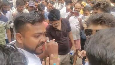 तेज रफ्तार रोडवेज बस का कहर: 8 माह की गर्भवती महिला की दर्दनाक मौत
जिला अस्पताल टीका लगवाने जा रही महिला को रोडवेज बस ने कुचला
हादसे के बाद लोगों में आक्रोश, शव रखकर जाम लगाने की कोशिश
✒️रिपोर्ट अजय श्रीवास्तव
उत्तर प्रदेश /फतेहपुर शहर के राधानगर थाना क्षेत्र स्थित देवीगंज पुल के पास गुरुवार को एक दर्दनाक सड़क हादसे में आठ माह की गर्भवती महिला की मौत हो गई। जानकारी के अनुसार महिला अपने भाई के साथ जिला अस्पताल टीकाकरण के लिए जा रही थी, तभी तेज रफ्तार रोडवेज बस ने बाइक को टक्कर मार दी। हादसे के बाद क्षेत्र में तनाव और आक्रोश का माहौल बन गया तथा स्थानीय लोगों ने विरोध प्रदर्शन का प्रयास किया। पुलिस मौके पर पहुंचकर स्थिति को नियंत्रित करने में जुटी रही।
फतेहपुर जनपद में एक बार फिर तेज रफ्तार का कहर देखने को मिला, जहां एक लापरवाह रोडवेज बस ने एक गर्भवती महिला की जिंदगी छीन ली। हादसा राधानगर थाना क्षेत्र के देवीगंज पुल के समीप हुआ, जहां जिला अस्पताल जा रही महिला रोडवेज बस की चपेट में आ गई।
प्राप्त जानकारी के अनुसार खुशबू देवी पत्नी सुजान अपने भाई के साथ बाइक पर सवार होकर जिला अस्पताल टीका लगवाने जा रही थीं। बताया जा रहा है कि खुशबू देवी लगभग आठ माह की गर्भवती थीं और नियमित जांच एवं टीकाकरण के लिए अस्पताल जा रही थीं।
इसी दौरान रोडवेज बस संख्या UP 78 LM 9644 ने बाइक को टक्कर मार दी। टक्कर इतनी भीषण थी कि महिला बस के नीचे आ गई और मौके पर ही उसकी दर्दनाक मौत हो गई। घटना के बाद आसपास मौजूद लोगों में अफरा-तफरी मच गई।
हादसे के बाद फूटा लोगों का गुस्सा
घटना की जानकारी मिलते ही बड़ी संख्या में स्थानीय लोग और परिजन मौके पर पहुंच गए। गर्भवती महिला की मौत की खबर से लोगों में भारी आक्रोश फैल गया। कुछ लोगों ने शव को पुल पर रखकर जाम लगाने का प्रयास किया और दोषियों के खिलाफ कठोर कार्रवाई की मांग की।
सूचना मिलते ही पुलिस बल मौके पर पहुंच गया और लोगों को समझाकर स्थिति को नियंत्रित करने का प्रयास किया। पुलिस अधिकारियों ने परिजनों को निष्पक्ष कार्रवाई का आश्वासन दिया।
परिवार पर टूटा दुखों का पहाड़
प्रत्यक्षदर्शियों के अनुसार खुशबू देवी अपने होने वाले बच्चे के साथ एक नई जिंदगी की उम्मीद लेकर अस्पताल जा रही थीं, लेकिन रास्ते में ही दर्दनाक हादसे ने मां और अजन्मे शिशु दोनों की जिंदगी समाप्त कर दी। घटना के बाद परिवार में कोहराम मचा हुआ है और परिजनों का रो-रोकर बुरा हाल है।
सड़क सुरक्षा पर फिर उठे सवाल
इस हादसे ने एक बार फिर सड़क सुरक्षा, तेज रफ्तार वाहनों की निगरानी और सार्वजनिक परिवहन चालकों की जवाबदेही पर गंभीर सवाल खड़े कर दिए हैं। स्थानीय लोगों का कहना है कि शहर और हाईवे क्षेत्रों में बेलगाम गति से दौड़ रहे भारी वाहनों पर प्रभावी नियंत्रण की आवश्यकता है।
फिलहाल पुलिस ने महिला के शव को कब्जे में लेकर पोस्टमार्टम की प्रक्रिया शुरू कर दी है और दुर्घटना के कारणों की जांच की जा रही है। प्रशासनिक अधिकारियों का कहना है कि जांच के आधार पर आवश्यक कानूनी कार्रवाई की जाएगी। यह हादसा न केवल एक परिवार के लिए अपूरणीय क्षति है, बल्कि सड़क सुरक्षा व्यवस्था को लेकर भी गंभीर प्रश्न खड़े करता है।
"एक पल की लापरवाही किसी परिवार की पूरी दुनिया उजाड़ सकती है।"
👇👇
@dgpup
@RSSorg
@UPGovt
@wpl1090
@RSSgeet
@Uppolice
@MIB_India
@PMOIndia
@HMOIndia
@abmanglik
@VHPDigital
@igrangealld
@myogioffice
@InfoDeptUP
@dmfatehpur
@sdmsadarftp
@CMOfficeUP
@CMOUP_RC
@UPPRD1948
@ChiefSecyUP
@ChiefSecyUP
@MahantYogiG
@FatehpurSdm
@fatehpurpolice
@BajrangDalOrg
@112UttarPradesh
@myogiadityanath
@CommissionerPrg
@ADGZonPrayagraj
👇👇
#NDNews #दैनिकनिष्पक्षधारा #Fatehpur #RoadAccident #DeviGanjBridge #PregnantWoman #UPRoadways #BreakingNews #RoadSafety #RadhanagarPolice
#फतेहपुर #देवीगंजपुल #सड़कदुर्घटना #रोडवेजबस #गर्भवतीमहिला #उत्तरप्रदेश #ब्रेकिंगन्यूज़ #यातायातसुरक्षा
👇👇
🟥 ND NEWS | दैनिक निष्पक्ष धारा
मुख्य संपादक / संस्थापक: राजन सिंह हाड़ा
सह-संपादक: शालिनी सिंह भदौरिया
✒️ रिपोर्ट : सहयोगी शिवा गुप्ता के साथ जिला ब्यूरो अजय श्रीवास्तव
📍 कार्यालय-3: U158, हीरा स्वीट्स के पास, विकास मार्ग, लक्ष्मी नगर, पूर्वी दिल्ली, पिन कोड – 110092 (NCR)
📍 कार्यालय-2: विधानसभा रोड, बर्लिंगटन चौराहा, लखनऊ – 226001 (UP)
📍 कार्यालय-1: 1/1 अटल बिहारी चौराहा, नियर बर्मा चौराहा, फतेहपुर – 212601 (UP)
📅 दिनांक: 18 जून 2026
📆 दिन: गुरुवार
📧 Email: ndnewschannel@gmail.com
📞 मोबाइल: 9696119696