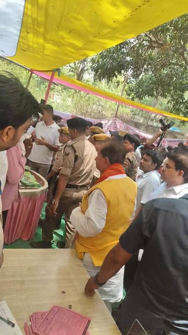 बेलागंज के जन कल्याण शिविर में पहुंचे बिहार के कृषि मंत्री विजय सिन्हा. कांग्रेस नेता नुनू सिंह ने कृषि विभाग में अ/नि/य/म/ता को लेकर किया शिकायत.