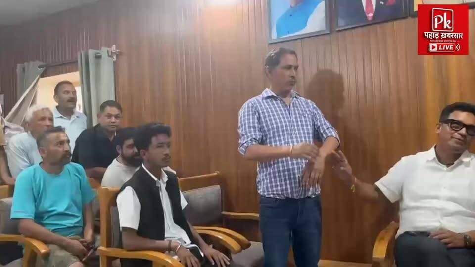 # व्यापारी नेता से कथित अभद्रता पर बवाल, व्यापारियों में भारी रोष,
#कंडोलिया क्षेत्र के निकट व्यापार संघ सचिव देवेंद्र रावत के साथ पुलिस कर्मियों द्वारा कथित गाली-गलौज का मामला तूल पकड़ गया है।
घटना को लेकर व्यापारियों में भारी नाराजगी देखने को मिल रही है। व्यापार संघ ने मामले की कड़ी निंदा करते हुए दोषी पुलिस कर्मियों के खिलाफ सख्त कार्रवाई की मांग उठाई है।
📢 व्यापार मंडल के पदाधिकारियों ने एसएसपी पौड़ी से मुलाकात कर पूरे प्रकरण की शिकायत दर्ज कराई और दोषी कर्मियों पर उचित कार्रवाई की मांग की।
🤔 सवाल यह है कि यदि आरोप सही हैं, तो क्या जनता और व्यापारियों के साथ सम्मानजनक व्यवहार सुनिश्चित करने के लिए जिम्मेदार अधिकारियों पर कार्रवाई होगी?
#पौड़ी #व्यापारसंघ #देवेंद्ररावत #कंडोलिया #पुलिसविवाद #उत्तराखंड #PauriGarhwal #BreakingNews #UttarakhandNews #SocialMediaPost