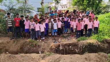 गोबिंदपुर अंचल सह प्रखंड क्षेत्र के बागसुमा में गड्डा खोदकर अस्थायी रास्ता को किया गया बंद, ग्रामीणों ने किया जोरदार विरोध