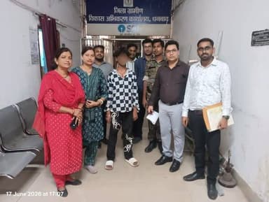 गोविंदपुर के खालसा होटल में की गई छापेमारी होटल में काम कर रहे मिला नाबालिग बच्चा प्रशासन ने की त्वरित कार्रवाई
गोविंदपुर में जिला प्रशासन की औचक छापेमारी के दौरान मुख्य मार्ग स्थित न्यू खालसा होटल से एक बाल श्रमिक को मुक्त कराया गया!
उपायुक्त श्री आदित्य रंजन के निर्देश पर श्रम अधीक्षक पंकज कुमार के नेतृत्व में चलाए गए विशेष अभियान में यह कार्रवाई की गई बालक को तत्काल संरक्षण, परामर्श और पुनर्वास के लिए बाल संरक्षण तंत्र को सौंप दिया गया है प्रशासन ने स्पष्ट किया है कि बाल एवं किशोर श्रम (प्रतिषेध एवं विनियमन) अधिनियम के तहत दोषियों पर सख्त कानूनी कार्रवाई होगी श्रम अधीक्षक ने कहा, "बाल श्रम सामाजिक अभिशाप है हर बच्चे को शिक्षा, सुरक्षा और सम्मानजनक बचपन का अधिकार है
यदि कहीं भी बाल श्रम की सूचना मिले, तो तुरंत चाइल्ड हेल्पलाइन 1098 या श्रम विभाग को सूचित करें
धनबाद को बाल श्रम मुक्त जिला बनाने के लिए प्रशासन का विशेष अभियान लगातार जारी है