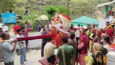 #रामपुर : आराध्य देवता साहिब नरेशर लक्ष्मी नारायण कुमसु शलाटी घोड़ी के दौरे पर
-- खखरोला गांव में आशीर्वाद लेते लोग ..