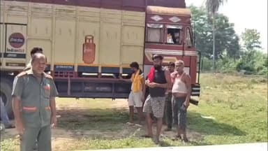 गैस गोदाम के बाहर खड़ी तीन ट्रकों से 250 लीटर डीजल चोरी, लॉक तोड़कर फरार हुए चोर
अमरपुर (बांका): अमरपुर थाना क्षेत्र के डुमरामा हाई स्कूल के समीप स्थित गैस गोदाम के बाहर खड़ी तीन ट्रकों से बुधवार की रात अज्ञात चोरों ने करीब 250 लीटर डीजल चोरी कर लिया। चोरों ने ट्रकों की टंकियों का लॉक तोड़कर वारदात को अंजाम दिया और मौके से फरार हो गए।
गुरुवार सुबह जब चालक ट्रकों के पास पहुंचे तो टंकियों का लॉक टूटा देखकर उनके होश उड़ गए। पीड़ित चालकों के अनुसार, एक ट्रक से करीब 70 लीटर, दूसरे से 80 लीटर तथा तीसरे ट्रक से लगभग 100 लीटर डीजल चोरी हुआ है।
घटना की जानकारी तत्काल डायल-112 पुलिस को दी गई। पुलिस ने मौके पर पहुंचकर मामले की जानकारी ली। वहीं ट्रक चालकों ने अमरपुर थाना में लिखित शिकायत देकर कार्रवाई की मांग करने की बात कही है।
स्थानीय लोगों का कहना है कि क्षेत्र में लगातार हो रही चोरी की घटनाओं से वाहन चालकों और व्यवसायियों में दहशत का माहौल बना हुआ है। लोगों ने पुलिस प्रशासन से रात्रि गश्ती बढ़ाने और चोरों की शीघ्र गिरफ्तारी की मांग की है।
#AmarpurNews #BankaNews #DieselTheft #TruckNews #CrimeNews #BiharNews