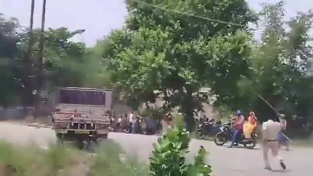 भोजपुर जिले के शाहपुर के बिलौटी के रहने वाले भारत तिवारी के फर्जी एनकाउंटर के बाद जैसे ही भरत तिवारी की लाश परिवार वालों को सौंपी गई वैसे ही गांव वालों का गुस्सा सातवें आसमान पर चढ़ गया और प्रशासन के खिलाफ मोर्चा खोलकर हाईवे को जाम कर दिया हाईवे की जाम सुनते हैं पुलिस प्रशासन हथियार के साथ मौके पर मोर्चा संभालने के लिए फिर पहुंच गई और जमकर ईट पत्थर लाठी डंडे चले वहीं कुछ लोगों के घायल होने की भी खबर है वही
खबर की सत्यता यह भी है कि पुलिस द्वारा एक आत्मसमर्पण किए हुए व्यक्ति पर रौब दिखाने के लिए एनकाउंटर किया गया क्योंकि वह व्यक्ति उस वक्त निहत्था था जब तक भारत तिवारी के हाथ में हथियार था तब तक पुलिस वाले ने हाथ भी नहीं लगाया लेकिन हथियार फेकने के तुरंत पुलिस में उसे गोली मार दी और सरकार ने खाना पूर्ति करने के लिए चार पुलिस वालों को सस्पेंड कर दिया #FakeEncounter #bhojpurpolice #cmbihar #samratchaudhary