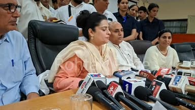 2 साल से चल रहता खेल,क्या अधिकारियों के खिलाफ कार्यवाही करेंगी मंत्री श्रुति चौधरी ? बुढापा पेंसन किसी ओर की, खाते में किसी ओर के जा रहे पैसे
#rohtak #police #shrutichaudhri