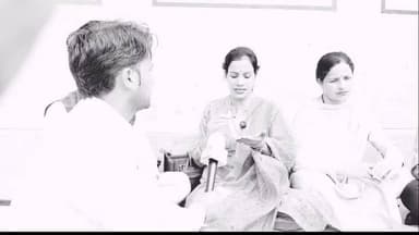 अल्टीमेटम खत्म: मेडिकल स्टाफ न मिलने पर GMSSS सलूणी में अनशन शुरू, बच्चों के भविष्य को लेकर उठी आवाज
सुनील पहाड़ी,
सलूणी, चंबा। राजकीय आदर्श वरिष्ठ माध्यमिक पाठशाला सलूणी में लंबे समय से रिक्त पड़े मेडिकल स्टाफ के पदों को भरने के लिए सरकार को दिया गया 10 दिन का अल्टीमेटम समाप्त होने के बाद स्कूल प्रबंधन समिति (SMC) और क्षेत्र के समाजसेवियों ने आज से भूख हड़ताल शुरू कर दी है।
आंदोलन का नेतृत्व कर रहीं समाज सेविका अंजू धीमान तथा एसएमसी अध्यक्ष देस राज ठाकुर ने कहा कि सरकार और संबंधित विभाग को समस्या के समाधान के लिए पर्याप्त समय दिया गया था, लेकिन समय-सीमा समाप्त होने के बावजूद कोई ठोस कदम नहीं उठाया गया। उनका कहना है कि मेडिकल स्टाफ की कमी का सीधा असर विद्यार्थियों के स्वास्थ्य और भविष्य पर पड़ रहा है।
अनशन में एसएमसी सदस्य दिनेश कुमार राणा, मनोज ठाकुर, मुकेश कुमार, रीतू सूर्यवंशी और अरविंद कुमार भी शामिल हैं। सभी का कहना है कि जब तक स्कूल में मेडिकल स्टाफ की स्थायी नियुक्ति नहीं होती, तब तक उनका संघर्ष जारी रहेगा।
आंदोलनकारियों ने सवाल उठाया कि बच्चों के भविष्य से जुड़ा इतना महत्वपूर्ण मुद्दा होने के बावजूद सरकार ने अब तक गंभीरता क्यों नहीं दिखाई। उनका कहना है कि चाहे राज्य सरकार हो या केंद्र सरकार, बच्चों का भविष्य सर्वोपरि होना चाहिए और शिक्षा संस्थानों में आवश्यक सुविधाएं उपलब्ध कराना प्रशासन की जिम्मेदारी है।
अनशन शुरू होने के साथ ही पूरे सलूणी क्षेत्र में इस मुद्दे को लेकर चर्चा तेज हो गई है। अब सभी की निगाहें अभिभावकों और स्थानीय ग्रामीणों पर टिकी हैं कि वे इस आंदोलन को कितना समर्थन देते हैं। क्षेत्रवासियों का मानना है कि यदि जल्द समाधान नहीं निकला, तो यह आंदोलन आने वाले दिनों में बड़े जनआंदोलन का रूप ले सकता है।
सुनील पहाड़ी पहाड़ी न्यूज़ ग्राउंड रिपोर्ट...
#Salooni #Chamba #HimachalPradesh #Education #StudentHealth #GMSSSSalooni #SMC #AnjuDhiman #DesRajThakur #PahadiNews #HimachalNews #SchoolNews #Students #BreakingNews #SalooniNews