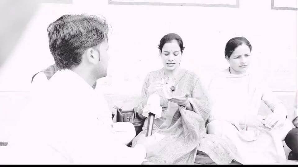 अल्टीमेटम खत्म: मेडिकल स्टाफ न मिलने पर GMSSS सलूणी में अनशन शुरू, बच्चों के भविष्य को लेकर उठी आवाज
सुनील पहाड़ी,
सलूणी, चंबा। राजकीय आदर्श वरिष्ठ माध्यमिक पाठशाला सलूणी में लंबे समय से रिक्त पड़े मेडिकल स्टाफ के पदों को भरने के लिए सरकार को दिया गया 10 दिन का अल्टीमेटम समाप्त होने के बाद स्कूल प्रबंधन समिति (SMC) और क्षेत्र के समाजसेवियों ने आज से भूख हड़ताल शुरू कर दी है।
आंदोलन का नेतृत्व कर रहीं समाज सेविका अंजू धीमान तथा एसएमसी अध्यक्ष देस राज ठाकुर ने कहा कि सरकार और संबंधित विभाग को समस्या के समाधान के लिए पर्याप्त समय दिया गया था, लेकिन समय-सीमा समाप्त होने के बावजूद कोई ठोस कदम नहीं उठाया गया। उनका कहना है कि मेडिकल स्टाफ की कमी का सीधा असर विद्यार्थियों के स्वास्थ्य और भविष्य पर पड़ रहा है।
अनशन में एसएमसी सदस्य दिनेश कुमार राणा, मनोज ठाकुर, मुकेश कुमार, रीतू सूर्यवंशी और अरविंद कुमार भी शामिल हैं। सभी का कहना है कि जब तक स्कूल में मेडिकल स्टाफ की स्थायी नियुक्ति नहीं होती, तब तक उनका संघर्ष जारी रहेगा।
आंदोलनकारियों ने सवाल उठाया कि बच्चों के भविष्य से जुड़ा इतना महत्वपूर्ण मुद्दा होने के बावजूद सरकार ने अब तक गंभीरता क्यों नहीं दिखाई। उनका कहना है कि चाहे राज्य सरकार हो या केंद्र सरकार, बच्चों का भविष्य सर्वोपरि होना चाहिए और शिक्षा संस्थानों में आवश्यक सुविधाएं उपलब्ध कराना प्रशासन की जिम्मेदारी है।
अनशन शुरू होने के साथ ही पूरे सलूणी क्षेत्र में इस मुद्दे को लेकर चर्चा तेज हो गई है। अब सभी की निगाहें अभिभावकों और स्थानीय ग्रामीणों पर टिकी हैं कि वे इस आंदोलन को कितना समर्थन देते हैं। क्षेत्रवासियों का मानना है कि यदि जल्द समाधान नहीं निकला, तो यह आंदोलन आने वाले दिनों में बड़े जनआंदोलन का रूप ले सकता है।
सुनील पहाड़ी पहाड़ी न्यूज़ ग्राउंड रिपोर्ट...
#Salooni #Chamba #HimachalPradesh #Education #StudentHealth #GMSSSSalooni #SMC #AnjuDhiman #DesRajThakur #PahadiNews #HimachalNews #SchoolNews #Students #BreakingNews #SalooniNews