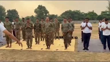 জয়পুর কলেজ মাঠে যোগ দিবস উপলক্ষে যোগা পুলিশের পক্ষ থেকে।