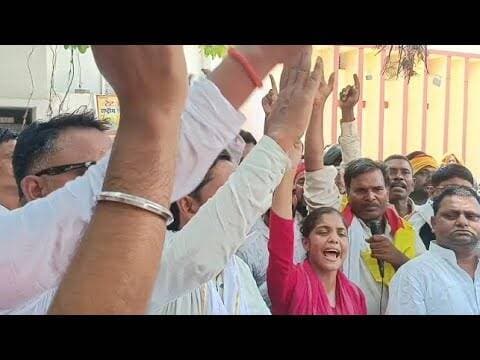 आजाद बिंद दूल्हा हत्याकांड: न्याय की मांग को लेकर धरने पर बैठीं बहन सौम्या बिंद #jaunpurnews #azad