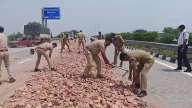 ग्रेटर नोएडा: दादरी पुलिस का सराहनीय कार्य
ईस्टर्न पेरिफेरल एक्सप्रेसवे पर एक ट्रक से बड़ी मात्रा में पत्थर सड़क पर बिखर गए, जिससे कई वाहन हादसे की चपेट में आने से बाल-बाल बचे और कुछ गाड़ियों के टायर भी पंचर हो गए।
@noidapolice @DCPGreaterNoida @Uppolice @Noidatraffic @CP_Noida https://t.co/5inDNF3tYs