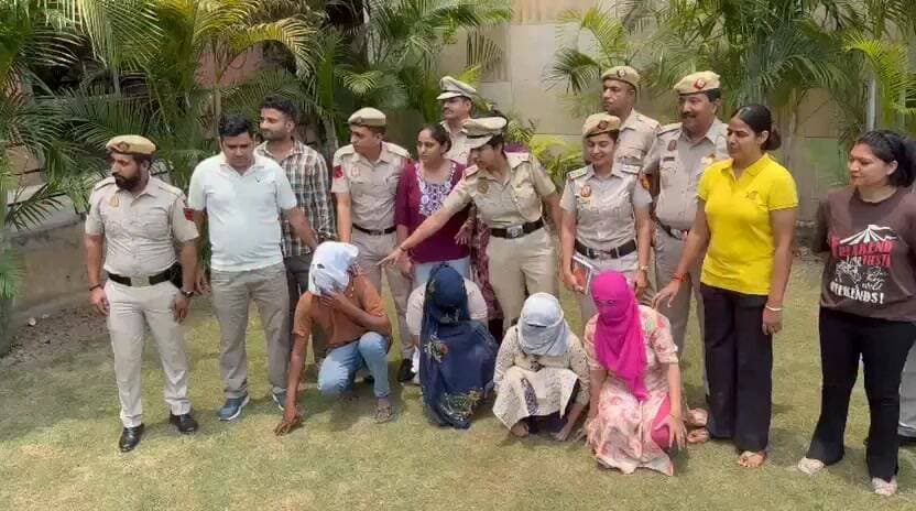 दिल्ली पुलिस ने अंतरराज्यीय शिशु तस्करी करने के आरोप में 13 लोगों को गिरफ्तार किया है और पांच नवजात शिशु को सुरक्षित बरामद किया है। जांच में पाया गया है कि यह गिरोह दिल्ली हरियाणा राजस्थान मध्य प्रदेश और गुजरात में सक्रिय था इस पूरे मामले में एक अस्पताल के भी भूमिका सामने आई है फिलहाल पुलिस मामले में आगे की जांच कर रही है।
#DelhiPolice #ChildTrafficking #HumanTrafficking #CrimeNews #DelhiNews #BreakingNews #PoliceAction #ChildRescue #NewbornRescue #InterStateGang #CrimeInvestigation #HospitalProbe #LawAndOrder #Haryana #Rajasthan #MadhyaPradesh #Gujarat #IndiaNews #CrimeAlert #JusticeForChildren