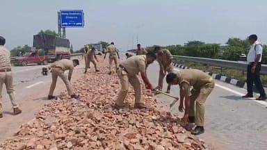 ग्रेटर नोएडा में दादरी पुलिस का सराहनीय कार्य...
ईस्टर्न पेरिफेरल एक्सप्रेस वे एक ट्रक से पेरीफेरल पर लंबी दूरी तक काफी पत्थर गिर गए।इन पत्रों की वजह से एक दो गाड़ियां भी पंचर हो गई ।इसके बाद पुलिस को इसकी सूचना मिली पुलिस ने तत्काल मौके पर पहुंचकर खुद फावड़े व अन्य चीजों से उन पत्थरों को हटाना शुरू कर दिया,अगर पत्थरों को नहीं हटाया जाता तो एक्सप्रेस वे पर हादसा हो सकता था,पुलिस को इस तरह से तेज धूप में फावड़े से काम करता देख लोगों ने पुलिस की जमकर प्रशंसा की।
#NHAI #noidanews #NitinGadkari
#greaternoida #noidapolice #expressway #highway #dadri