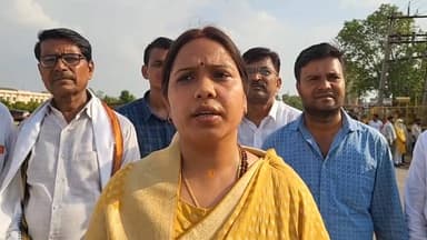 सीएम योगी के संभावित हमीरपुर दौरे को लेकर तैयारियां तेज, राठ में अधिकारियों ने किया निरीक्षण.
हमीरपुर। 21 जून को मुख्यमंत्री योगी आदित्यनाथ के संभावित हमीरपुर दौरे को लेकर प्रशासनिक तैयारियां तेज हो गई हैं। मुख्यमंत्री के प्रस्तावित कार्यक्रम को देखते हुए जनपद के कस्बा राठ में अधिकारियों ने पहुंचकर व्यवस्थाओं का जायजा लिया।
एडीजी ज्योति नारायण, जिलाधिकारी अभिषेक गोयल तथा पुलिस अधीक्षक मृगांक शेखर सहित पुलिस और प्रशासनिक अधिकारियों ने राठ पहुंचकर प्रस्तावित हेलीपैड स्थल का निरीक्षण किया। इस दौरान सुरक्षा व्यवस्था, यातायात प्रबंधन एवं कार्यक्रम स्थल की तैयारियों की समीक्षा की गई।
निरीक्षण के दौरान राठ विधायक मनीषा अनुरागी भी मौजूद रहीं। मुख्यमंत्री के संभावित आगमन को लेकर पुलिस-प्रशासन में हलचल तेज हो गई है। वहीं भाजपा कार्यकर्ता भी कार्यक्रम की तैयारियों में जुट गए हैं।
अधिकारियों ने संबंधित विभागों को आवश्यक दिशा-निर्देश देते हुए सभी व्यवस्थाएं समय से पूर्ण करने के निर्देश दिए हैं।
हेडलाइन:
सीएम योगी के संभावित हमीरपुर दौरे को लेकर तैयारियां तेज, राठ में अधिकारियों ने किया निरीक्षण
हमीरपुर। 21 जून को मुख्यमंत्री योगी आदित्यनाथ के संभावित हमीरपुर दौरे को लेकर प्रशासनिक तैयारियां तेज हो गई हैं। मुख्यमंत्री के प्रस्तावित कार्यक्रम को देखते हुए जनपद के कस्बा राठ में अधिकारियों ने पहुंचकर व्यवस्थाओं का जायजा लिया।
एडीजी ज्योति नारायण, जिलाधिकारी अभिषेक गोयल तथा पुलिस अधीक्षक मृगांक शेखर सहित पुलिस और प्रशासनिक अधिकारियों ने राठ पहुंचकर प्रस्तावित हेलीपैड स्थल का निरीक्षण किया। इस दौरान सुरक्षा व्यवस्था, यातायात प्रबंधन एवं कार्यक्रम स्थल की तैयारियों की समीक्षा की गई।
निरीक्षण के दौरान राठ विधायक मनीषा अनुरागी भी मौजूद रहीं। मुख्यमंत्री के संभावित आगमन को लेकर पुलिस-प्रशासन में हलचल तेज हो गई है। वहीं भाजपा कार्यकर्ता भी कार्यक्रम की तैयारियों में जुट गए हैं।
अधिकारियों ने संबंधित विभागों को आवश्यक दिशा-निर्देश देते हुए सभी व्यवस्थाएं समय से पूर्ण करने के निर्देश दिए हैं।
#Hamirpur #Rath #CMYogi #YogiAdityanath #HamirpurNews #BreakingNews #UPNews #RathHamirpur #BJP #HamirpurTimes #UttarPradesh #CMVisit #PoliceAdministration #YogaDay2026