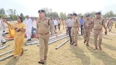 सीएम योगी के संभावित हमीरपुर दौरे को लेकर तैयारियां तेज, राठ में अधिकारियों ने किया निरीक्षण.
हमीरपुर। 21 जून को मुख्यमंत्री योगी आदित्यनाथ के संभावित हमीरपुर दौरे को लेकर प्रशासनिक तैयारियां तेज हो गई हैं। मुख्यमंत्री के प्रस्तावित कार्यक्रम को देखते हुए जनपद के कस्बा राठ में अधिकारियों ने पहुंचकर व्यवस्थाओं का जायजा लिया।
एडीजी ज्योति नारायण, जिलाधिकारी अभिषेक गोयल तथा पुलिस अधीक्षक मृगांक शेखर सहित पुलिस और प्रशासनिक अधिकारियों ने राठ पहुंचकर प्रस्तावित हेलीपैड स्थल का निरीक्षण किया। इस दौरान सुरक्षा व्यवस्था, यातायात प्रबंधन एवं कार्यक्रम स्थल की तैयारियों की समीक्षा की गई।
निरीक्षण के दौरान राठ विधायक मनीषा अनुरागी भी मौजूद रहीं। मुख्यमंत्री के संभावित आगमन को लेकर पुलिस-प्रशासन में हलचल तेज हो गई है। वहीं भाजपा कार्यकर्ता भी कार्यक्रम की तैयारियों में जुट गए हैं।
अधिकारियों ने संबंधित विभागों को आवश्यक दिशा-निर्देश देते हुए सभी व्यवस्थाएं समय से पूर्ण करने के निर्देश दिए हैं।
हेडलाइन:
सीएम योगी के संभावित हमीरपुर दौरे को लेकर तैयारियां तेज, राठ में अधिकारियों ने किया निरीक्षण
हमीरपुर। 21 जून को मुख्यमंत्री योगी आदित्यनाथ के संभावित हमीरपुर दौरे को लेकर प्रशासनिक तैयारियां तेज हो गई हैं। मुख्यमंत्री के प्रस्तावित कार्यक्रम को देखते हुए जनपद के कस्बा राठ में अधिकारियों ने पहुंचकर व्यवस्थाओं का जायजा लिया।
एडीजी ज्योति नारायण, जिलाधिकारी अभिषेक गोयल तथा पुलिस अधीक्षक मृगांक शेखर सहित पुलिस और प्रशासनिक अधिकारियों ने राठ पहुंचकर प्रस्तावित हेलीपैड स्थल का निरीक्षण किया। इस दौरान सुरक्षा व्यवस्था, यातायात प्रबंधन एवं कार्यक्रम स्थल की तैयारियों की समीक्षा की गई।
निरीक्षण के दौरान राठ विधायक मनीषा अनुरागी भी मौजूद रहीं। मुख्यमंत्री के संभावित आगमन को लेकर पुलिस-प्रशासन में हलचल तेज हो गई है। वहीं भाजपा कार्यकर्ता भी कार्यक्रम की तैयारियों में जुट गए हैं।
अधिकारियों ने संबंधित विभागों को आवश्यक दिशा-निर्देश देते हुए सभी व्यवस्थाएं समय से पूर्ण करने के निर्देश दिए हैं।
#Hamirpur #Rath #CMYogi #YogiAdityanath #HamirpurNews #BreakingNews #UPNews #RathHamirpur #BJP #HamirpurTimes #UttarPradesh #CMVisit #PoliceAdministration #YogaDay2026