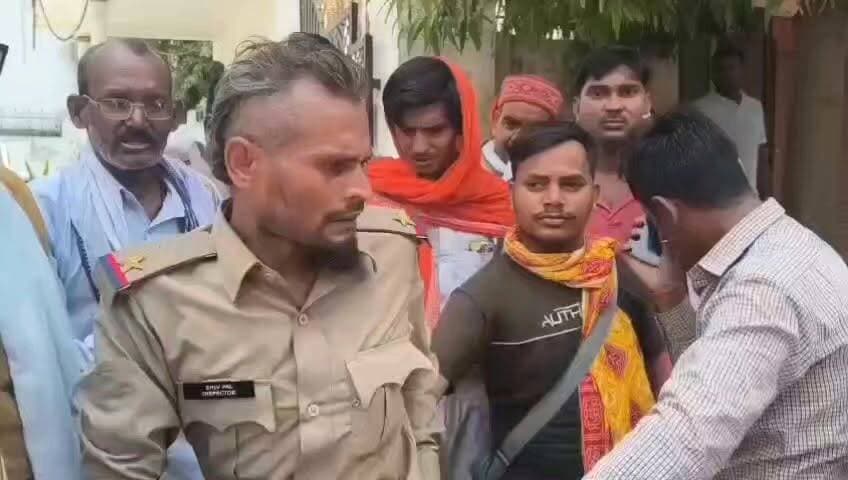 जनपद मिर्जापुर पकड़ा गया फर्जी दरोगा #cdoshahjahanpur #shahjahanpurcity #dmshahjahanpur #UPGovernment #shahjahanpur #lukhnow #IPS