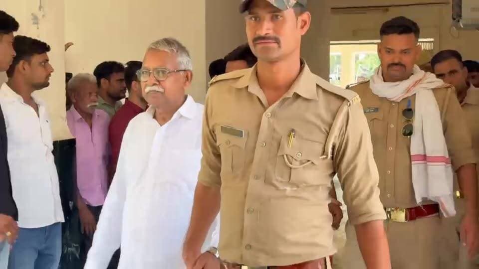 19 साल पुराने बकरीद जुलूस गोलीकांड में आया फैसला
दो पक्षों के 19 आरोपियों को 3-3 साल की सजा, अदालत ने लगाया अर्थदंड
2008 में फतेहपुर के हथगांव क्षेत्र में हुई थी खूनी हिंसा, दो लोगों की गई थी जान
✒️रिपोर्ट नाजिया परवीन/अजय श्रीवास्तव
फतेहपुर (उत्तर प्रदेश) जिले के हथगांव थाना क्षेत्र में वर्ष 2008 में बकरीद के जुलूस के दौरान हुए चर्चित गोलीकांड मामले में लगभग 19 वर्ष बाद अदालत ने महत्वपूर्ण फैसला सुनाया है। जिला एवं सत्र न्यायाधीश ने मामले में प्रस्तुत साक्ष्यों और गवाहों के बयानों के आधार पर दोनों पक्षों के कुल 19 आरोपियों को दोषी ठहराते हुए तीन-तीन वर्ष के कारावास और आर्थिक दंड की सजा सुनाई है। यह मामला उस समय पूरे क्षेत्र में चर्चा का विषय बना था, जिसमें दो लोगों की मृत्यु हुई थी और कई लोग घायल हुए थे।
फतेहपुर जिले के हथगांव थाना क्षेत्र अंतर्गत पट्टी शाह गांव में बकरीद के जुलूस के दौरान वर्ष 2008 में हुए बहुचर्चित गोलीकांड मामले में जिला एवं सत्र न्यायालय ने लंबी सुनवाई के बाद अपना फैसला सुना दिया है। अदालत ने दोनों पक्षों से जुड़े कुल 19 आरोपियों को दोषी मानते हुए तीन-तीन वर्ष के कारावास की सजा सुनाई है। साथ ही प्रत्येक दोषी पर 19-19 हजार रुपये का अर्थदंड भी लगाया गया है।
शासकीय अधिवक्ता अनिल दुबे एवं शिव किशोर के अनुसार, घटना 7 दिसंबर 2008 को शाम लगभग 4 बजे बकरीद के जुलूस के दौरान हुई थी। बताया गया कि गांव पट्टी शाह में दो पक्षों के बीच विवाद बढ़ गया था, जिसके बाद मारपीट और गोलीबारी की घटना सामने आई।
मुकदमे के दौरान अदालत में प्रस्तुत साक्ष्यों और सात प्रमुख गवाहों के बयानों पर विचार किया गया। अभियोजन पक्ष के अनुसार, गोलीबारी में एक पक्ष के रियाज अहमद, मजहर हैदर नकवी, मज्जू मियां शाह और शमशाद घायल हुए थे। इनमें रियाज अहमद की मौके पर ही मृत्यु हो गई थी, जबकि शमशाद ने उपचार के दौरान दम तोड़ दिया था।
दूसरे पक्ष से रईस नामक व्यक्ति गोली लगने से गंभीर रूप से घायल हुआ था। घटना के बाद दोनों पक्षों की ओर से मुकदमे दर्ज किए गए थे और मामला वर्षों तक न्यायालय में विचाराधीन रहा।
19 वर्ष बाद न्यायिक प्रक्रिया हुई पूरी
करीब दो दशकों तक चली न्यायिक प्रक्रिया के बाद अदालत ने उपलब्ध साक्ष्यों, दस्तावेजों और गवाहों के बयानों के आधार पर फैसला सुनाया। न्यायालय का यह निर्णय क्षेत्र में चर्चा का विषय बना हुआ है और इसे लंबे समय से लंबित मामलों में न्यायिक प्रक्रिया के एक महत्वपूर्ण पड़ाव के रूप में देखा जा रहा है।
यह फैसला दर्शाता है कि गंभीर आपराधिक मामलों में न्यायिक प्रक्रिया भले लंबी हो, लेकिन न्यायालय साक्ष्यों और कानून के आधार पर निर्णय देने के लिए प्रतिबद्ध रहते हैं। अदालत के इस निर्णय के बाद मामले से जुड़े पक्षों के लिए कानूनी विकल्प अभी भी उपलब्ध हैं, जिनका उपयोग वे उच्च न्यायालय में अपील के रूप में कर सकते हैं।
🟥 ND NEWS की अपील
🔹 धार्मिक आयोजनों और जुलूसों में शांति, संयम और सामाजिक सौहार्द बनाए रखें।
🔹 किसी भी विवाद की स्थिति में कानून अपने हाथ में लेने के बजाय प्रशासन और पुलिस की सहायता लें।
🔹 साम्प्रदायिक सौहार्द और आपसी भाईचारा समाज की सबसे बड़ी ताकत है।
🔹 प्रशासन को संवेदनशील आयोजनों के दौरान प्रभावी सुरक्षा व्यवस्था और संवाद व्यवस्था सुनिश्चित करनी चाहिए।
🔹 युवाओं को हिंसा से दूर रहकर कानून और संविधान पर विश्वास बनाए रखना चाहिए।
"विवाद का समाधान संवाद से होता है, हिंसा केवल नुकसान और पीड़ा छोड़ती है।"
👇👇
@dgpup
@RSSorg
@UPGovt
@wpl1090
@RSSgeet
@Uppolice
@MIB_India
@PMOIndia
@HMOIndia
@abmanglik
@VHPDigital
@igrangealld
@myogioffice
@InfoDeptUP
@dmfatehpur
@sdmsadarftp
@CMOfficeUP
@CMOUP_RC
@UPPRD1948
@ChiefSecyUP
@ChiefSecyUP
@MahantYogiG
@FatehpurSdm
@fatehpurpolice
@BajrangDalOrg
@112UttarPradesh
@myogiadityanath
@CommissionerPrg
@ADGZonPrayagraj
👇👇
#NDNews #दैनिकनिष्पक्षधारा #Fatehpur #Hathgaon #CourtVerdict #BakridProcessionCase #BreakingNews #UPNews #Judiciary #LawAndOrder
#फतेहपुर #हथगांव #पट्टीशाह #जिला_एवं_सत्र_न्यायालय #सुधीरकुमार #गोलीकांड #न्यायालय_फैसला #उत्तरप्रदेश_समाचार
👇👇
🟥 ND NEWS | दैनिक निष्पक्ष धारा
मुख्य संपादक/संस्थापक: राजन सिंह हाड़ा
सह-संपादक: शालिनी सिंह भदौरिया
📍कार्यालय-3: U158,हीरा स्वीट्स के पास, विकास मार्ग,लक्ष्मी नगर,पूर्वी दिल्ली–110092 (NCR)
📍कार्यालय-2: विधानसभा रोड,बर्लिंगटन चौराहा,लखनऊ–226001 (UP)
📍कार्यालय-1: 1/1 अटल बिहारी चौराहा, नियर बर्मा चौराहा,फतेहपुर–212601 (UP)
📅 दिनांक:18 जून 2026
📆 दिन:
📧 Email: ndnewschannel@gmail.com
📞 मोबाइल: 9696119696