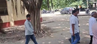 19 साल पुराने बकरीद जुलूस गोलीकांड में आया फैसला
दो पक्षों के 19 आरोपियों को 3-3 साल की सजा, अदालत ने लगाया अर्थदंड
2008 में फतेहपुर के हथगांव क्षेत्र में हुई थी खूनी हिंसा, दो लोगों की गई थी जान
✒️रिपोर्ट नाजिया परवीन/अजय श्रीवास्तव
फतेहपुर (उत्तर प्रदेश) जिले के हथगांव थाना क्षेत्र में वर्ष 2008 में बकरीद के जुलूस के दौरान हुए चर्चित गोलीकांड मामले में लगभग 19 वर्ष बाद अदालत ने महत्वपूर्ण फैसला सुनाया है। जिला एवं सत्र न्यायाधीश ने मामले में प्रस्तुत साक्ष्यों और गवाहों के बयानों के आधार पर दोनों पक्षों के कुल 19 आरोपियों को दोषी ठहराते हुए तीन-तीन वर्ष के कारावास और आर्थिक दंड की सजा सुनाई है। यह मामला उस समय पूरे क्षेत्र में चर्चा का विषय बना था, जिसमें दो लोगों की मृत्यु हुई थी और कई लोग घायल हुए थे।
फतेहपुर जिले के हथगांव थाना क्षेत्र अंतर्गत पट्टी शाह गांव में बकरीद के जुलूस के दौरान वर्ष 2008 में हुए बहुचर्चित गोलीकांड मामले में जिला एवं सत्र न्यायालय ने लंबी सुनवाई के बाद अपना फैसला सुना दिया है। अदालत ने दोनों पक्षों से जुड़े कुल 19 आरोपियों को दोषी मानते हुए तीन-तीन वर्ष के कारावास की सजा सुनाई है। साथ ही प्रत्येक दोषी पर 19-19 हजार रुपये का अर्थदंड भी लगाया गया है।
शासकीय अधिवक्ता अनिल दुबे एवं शिव किशोर के अनुसार, घटना 7 दिसंबर 2008 को शाम लगभग 4 बजे बकरीद के जुलूस के दौरान हुई थी। बताया गया कि गांव पट्टी शाह में दो पक्षों के बीच विवाद बढ़ गया था, जिसके बाद मारपीट और गोलीबारी की घटना सामने आई।
मुकदमे के दौरान अदालत में प्रस्तुत साक्ष्यों और सात प्रमुख गवाहों के बयानों पर विचार किया गया। अभियोजन पक्ष के अनुसार, गोलीबारी में एक पक्ष के रियाज अहमद, मजहर हैदर नकवी, मज्जू मियां शाह और शमशाद घायल हुए थे। इनमें रियाज अहमद की मौके पर ही मृत्यु हो गई थी, जबकि शमशाद ने उपचार के दौरान दम तोड़ दिया था।
दूसरे पक्ष से रईस नामक व्यक्ति गोली लगने से गंभीर रूप से घायल हुआ था। घटना के बाद दोनों पक्षों की ओर से मुकदमे दर्ज किए गए थे और मामला वर्षों तक न्यायालय में विचाराधीन रहा।
19 वर्ष बाद न्यायिक प्रक्रिया हुई पूरी
करीब दो दशकों तक चली न्यायिक प्रक्रिया के बाद अदालत ने उपलब्ध साक्ष्यों, दस्तावेजों और गवाहों के बयानों के आधार पर फैसला सुनाया। न्यायालय का यह निर्णय क्षेत्र में चर्चा का विषय बना हुआ है और इसे लंबे समय से लंबित मामलों में न्यायिक प्रक्रिया के एक महत्वपूर्ण पड़ाव के रूप में देखा जा रहा है।
यह फैसला दर्शाता है कि गंभीर आपराधिक मामलों में न्यायिक प्रक्रिया भले लंबी हो, लेकिन न्यायालय साक्ष्यों और कानून के आधार पर निर्णय देने के लिए प्रतिबद्ध रहते हैं। अदालत के इस निर्णय के बाद मामले से जुड़े पक्षों के लिए कानूनी विकल्प अभी भी उपलब्ध हैं, जिनका उपयोग वे उच्च न्यायालय में अपील के रूप में कर सकते हैं।
🟥 ND NEWS की अपील
🔹 धार्मिक आयोजनों और जुलूसों में शांति, संयम और सामाजिक सौहार्द बनाए रखें।
🔹 किसी भी विवाद की स्थिति में कानून अपने हाथ में लेने के बजाय प्रशासन और पुलिस की सहायता लें।
🔹 साम्प्रदायिक सौहार्द और आपसी भाईचारा समाज की सबसे बड़ी ताकत है।
🔹 प्रशासन को संवेदनशील आयोजनों के दौरान प्रभावी सुरक्षा व्यवस्था और संवाद व्यवस्था सुनिश्चित करनी चाहिए।
🔹 युवाओं को हिंसा से दूर रहकर कानून और संविधान पर विश्वास बनाए रखना चाहिए।
"विवाद का समाधान संवाद से होता है, हिंसा केवल नुकसान और पीड़ा छोड़ती है।"
👇👇
@dgpup
@RSSorg
@UPGovt
@wpl1090
@RSSgeet
@Uppolice
@MIB_India
@PMOIndia
@HMOIndia
@abmanglik
@VHPDigital
@igrangealld
@myogioffice
@InfoDeptUP
@dmfatehpur
@sdmsadarftp
@CMOfficeUP
@CMOUP_RC
@UPPRD1948
@ChiefSecyUP
@ChiefSecyUP
@MahantYogiG
@FatehpurSdm
@fatehpurpolice
@BajrangDalOrg
@112UttarPradesh
@myogiadityanath
@CommissionerPrg
@ADGZonPrayagraj
👇👇
#NDNews #दैनिकनिष्पक्षधारा #Fatehpur #Hathgaon #CourtVerdict #BakridProcessionCase #BreakingNews #UPNews #Judiciary #LawAndOrder
#फतेहपुर #हथगांव #पट्टीशाह #जिला_एवं_सत्र_न्यायालय #सुधीरकुमार #गोलीकांड #न्यायालय_फैसला #उत्तरप्रदेश_समाचार
👇👇
🟥 ND NEWS | दैनिक निष्पक्ष धारा
मुख्य संपादक/संस्थापक: राजन सिंह हाड़ा
सह-संपादक: शालिनी सिंह भदौरिया
📍कार्यालय-3: U158,हीरा स्वीट्स के पास, विकास मार्ग,लक्ष्मी नगर,पूर्वी दिल्ली–110092 (NCR)
📍कार्यालय-2: विधानसभा रोड,बर्लिंगटन चौराहा,लखनऊ–226001 (UP)
📍कार्यालय-1: 1/1 अटल बिहारी चौराहा, नियर बर्मा चौराहा,फतेहपुर–212601 (UP)
📅 दिनांक:18 जून 2026
📆 दिन:
📧 Email: ndnewschannel@gmail.com
📞 मोबाइल: 9696119696