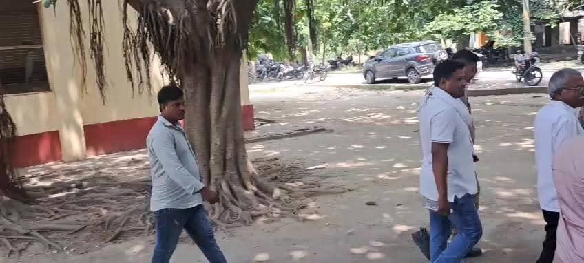 19 साल पुराने बकरीद जुलूस गोलीकांड में आया फैसला
दो पक्षों के 19 आरोपियों को 3-3 साल की सजा, अदालत ने लगाया अर्थदंड
2008 में फतेहपुर के हथगांव क्षेत्र में हुई थी खूनी हिंसा, दो लोगों की गई थी जान
✒️रिपोर्ट नाजिया परवीन/अजय श्रीवास्तव
फतेहपुर (उत्तर प्रदेश) जिले के हथगांव थाना क्षेत्र में वर्ष 2008 में बकरीद के जुलूस के दौरान हुए चर्चित गोलीकांड मामले में लगभग 19 वर्ष बाद अदालत ने महत्वपूर्ण फैसला सुनाया है। जिला एवं सत्र न्यायाधीश ने मामले में प्रस्तुत साक्ष्यों और गवाहों के बयानों के आधार पर दोनों पक्षों के कुल 19 आरोपियों को दोषी ठहराते हुए तीन-तीन वर्ष के कारावास और आर्थिक दंड की सजा सुनाई है। यह मामला उस समय पूरे क्षेत्र में चर्चा का विषय बना था, जिसमें दो लोगों की मृत्यु हुई थी और कई लोग घायल हुए थे।
फतेहपुर जिले के हथगांव थाना क्षेत्र अंतर्गत पट्टी शाह गांव में बकरीद के जुलूस के दौरान वर्ष 2008 में हुए बहुचर्चित गोलीकांड मामले में जिला एवं सत्र न्यायालय ने लंबी सुनवाई के बाद अपना फैसला सुना दिया है। अदालत ने दोनों पक्षों से जुड़े कुल 19 आरोपियों को दोषी मानते हुए तीन-तीन वर्ष के कारावास की सजा सुनाई है। साथ ही प्रत्येक दोषी पर 19-19 हजार रुपये का अर्थदंड भी लगाया गया है।
शासकीय अधिवक्ता अनिल दुबे एवं शिव किशोर के अनुसार, घटना 7 दिसंबर 2008 को शाम लगभग 4 बजे बकरीद के जुलूस के दौरान हुई थी। बताया गया कि गांव पट्टी शाह में दो पक्षों के बीच विवाद बढ़ गया था, जिसके बाद मारपीट और गोलीबारी की घटना सामने आई।
मुकदमे के दौरान अदालत में प्रस्तुत साक्ष्यों और सात प्रमुख गवाहों के बयानों पर विचार किया गया। अभियोजन पक्ष के अनुसार, गोलीबारी में एक पक्ष के रियाज अहमद, मजहर हैदर नकवी, मज्जू मियां शाह और शमशाद घायल हुए थे। इनमें रियाज अहमद की मौके पर ही मृत्यु हो गई थी, जबकि शमशाद ने उपचार के दौरान दम तोड़ दिया था।
दूसरे पक्ष से रईस नामक व्यक्ति गोली लगने से गंभीर रूप से घायल हुआ था। घटना के बाद दोनों पक्षों की ओर से मुकदमे दर्ज किए गए थे और मामला वर्षों तक न्यायालय में विचाराधीन रहा।
19 वर्ष बाद न्यायिक प्रक्रिया हुई पूरी
करीब दो दशकों तक चली न्यायिक प्रक्रिया के बाद अदालत ने उपलब्ध साक्ष्यों, दस्तावेजों और गवाहों के बयानों के आधार पर फैसला सुनाया। न्यायालय का यह निर्णय क्षेत्र में चर्चा का विषय बना हुआ है और इसे लंबे समय से लंबित मामलों में न्यायिक प्रक्रिया के एक महत्वपूर्ण पड़ाव के रूप में देखा जा रहा है।
यह फैसला दर्शाता है कि गंभीर आपराधिक मामलों में न्यायिक प्रक्रिया भले लंबी हो, लेकिन न्यायालय साक्ष्यों और कानून के आधार पर निर्णय देने के लिए प्रतिबद्ध रहते हैं। अदालत के इस निर्णय के बाद मामले से जुड़े पक्षों के लिए कानूनी विकल्प अभी भी उपलब्ध हैं, जिनका उपयोग वे उच्च न्यायालय में अपील के रूप में कर सकते हैं।
🟥 ND NEWS की अपील
🔹 धार्मिक आयोजनों और जुलूसों में शांति, संयम और सामाजिक सौहार्द बनाए रखें।
🔹 किसी भी विवाद की स्थिति में कानून अपने हाथ में लेने के बजाय प्रशासन और पुलिस की सहायता लें।
🔹 साम्प्रदायिक सौहार्द और आपसी भाईचारा समाज की सबसे बड़ी ताकत है।
🔹 प्रशासन को संवेदनशील आयोजनों के दौरान प्रभावी सुरक्षा व्यवस्था और संवाद व्यवस्था सुनिश्चित करनी चाहिए।
🔹 युवाओं को हिंसा से दूर रहकर कानून और संविधान पर विश्वास बनाए रखना चाहिए।
"विवाद का समाधान संवाद से होता है, हिंसा केवल नुकसान और पीड़ा छोड़ती है।"
👇👇
@dgpup
@RSSorg
@UPGovt
@wpl1090
@RSSgeet
@Uppolice
@MIB_India
@PMOIndia
@HMOIndia
@abmanglik
@VHPDigital
@igrangealld
@myogioffice
@InfoDeptUP
@dmfatehpur
@sdmsadarftp
@CMOfficeUP
@CMOUP_RC
@UPPRD1948
@ChiefSecyUP
@ChiefSecyUP
@MahantYogiG
@FatehpurSdm
@fatehpurpolice
@BajrangDalOrg
@112UttarPradesh
@myogiadityanath
@CommissionerPrg
@ADGZonPrayagraj
👇👇
#NDNews #दैनिकनिष्पक्षधारा #Fatehpur #Hathgaon #CourtVerdict #BakridProcessionCase #BreakingNews #UPNews #Judiciary #LawAndOrder
#फतेहपुर #हथगांव #पट्टीशाह #जिला_एवं_सत्र_न्यायालय #सुधीरकुमार #गोलीकांड #न्यायालय_फैसला #उत्तरप्रदेश_समाचार
👇👇
🟥 ND NEWS | दैनिक निष्पक्ष धारा
मुख्य संपादक/संस्थापक: राजन सिंह हाड़ा
सह-संपादक: शालिनी सिंह भदौरिया
📍कार्यालय-3: U158,हीरा स्वीट्स के पास, विकास मार्ग,लक्ष्मी नगर,पूर्वी दिल्ली–110092 (NCR)
📍कार्यालय-2: विधानसभा रोड,बर्लिंगटन चौराहा,लखनऊ–226001 (UP)
📍कार्यालय-1: 1/1 अटल बिहारी चौराहा, नियर बर्मा चौराहा,फतेहपुर–212601 (UP)
📅 दिनांक:18 जून 2026
📆 दिन:
📧 Email: ndnewschannel@gmail.com
📞 मोबाइल: 9696119696