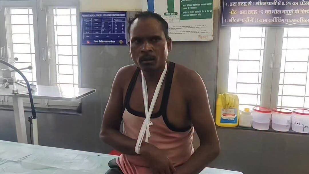 जामठी पेट्रोल पंप के सामने भीषण सड़क हादसा: दो बाइकों की टक्कर में दो लोग घायल, जिला अस्पताल में भर्ती
बैतूल जिले के जामठी गांव के पास गुरुवार दोपहर करीब 2 बजे एक दर्दनाक सड़क हादसा हो गया। जामठी पेट्रोल पंप के सामने दो बाइकों की आमने-सामने टक्कर में दो लोग गंभीर रूप से घायल हो गए।
घायलों की पहचान 34 वर्षीय सुलदास धुर्वे, पिता बाबूलाल धुर्वे, निवासी टेमरामाल, थाना शाहपुर और 56 वर्षीय मुन्ना वट्टी, पिता बिहारी वट्टी, निवासी टेमरामाल के रूप में हुई है।
हादसे के बाद मौके पर मौजूद स्थानीय लोगों ने तुरंत मदद करते हुए दोनों घायलों को जिला चिकित्सालय पहुंचाया, जहां उनका उपचार जारी है।
घटना की सूचना मिलते ही पुलिस भी मौके पर पहुंची और मामले की जांच शुरू कर दी है। फिलहाल हादसे के कारणों का पता लगाया जा रहा है।
एक बार फिर यह हादसा सड़क पर सतर्कता और यातायात नियमों के पालन की अहमियत को याद दिलाता है। वाहन चलाते समय हेलमेट अवश्य पहनें और तेज रफ्तार से बचें।
बैतूल और आसपास की ताजा खबरों के लिए हमारे साथ जुड़े रहें।
#BetulNews
#बैतूल_समाचार
#JamthiAccident
#जामठी_सड़क_हादसा
#RoadAccident
#MPNews
#MadhyaPradeshNews
#सड़क_सुरक्षा
#HelmetSavesLives
#BreakingNews
