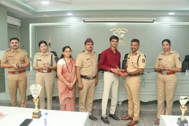 आज पोलिस आयुक्त कार्यालय येथे पोलीस अधिकारी, अंमलदार व मंत्रालयीन कर्मचारी यांच्या गुणवंत पाल्यांचा सत्कार पोलीस आयुक्त मा. एम. राज कुमार सो यांच्या हस्ते करण्यात आला.
यावेळी पोलीस उपायुक्त मा. वृष्टी जैन मॅडम, मा. प्रीतम यावलकर सो, डॉ. अश्विनी पाटील मॅडम, अन्य वरिष्ठ पोलिस अधिकारी, अंमलदार व कुटुंबीय उपस्थित होते.