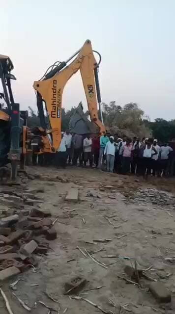 दलेलपुर गांव में 20 फीट गहरे गड्ढे में मिट्टी धंसने से अधेड़ दबा, बचाव कार्य जारी
