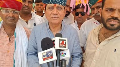 निंबोला बिस्वा में 33/11 केवी जीएसएस का लोकार्पण, विधायक अजय सिंह किलक ने दी विकास की सौगात ।
थांवला के निकटवर्ती ग्राम पंचायत निंबोला बिस्वा में नव निर्मित 33/11 केवी ग्रिड सब स्टेशन (जीएसएस) का लोकार्पण विधायक अजय सिंह किलक द्वारा फीता काटकर एवं शिलापट्ट का अनावरण कर किया गया।
इस नए जीएसएस के शुरू होने से क्षेत्र के किसानों, घरेलू उपभोक्ताओं एवं व्यापारिक प्रतिष्ठानों को बेहतर एवं गुणवत्तापूर्ण बिजली आपूर्ति मिलेगी। साथ ही लो-वोल्टेज, ट्रिपिंग और विद्युत कटौती जैसी समस्याओं में भी कमी आएगी। विधायक किलक ने कहा कि ग्रामीण क्षेत्रों में सड़क, बिजली, पानी और शिक्षा जैसी मूलभूत सुविधाओं का विकास सरकार की प्राथमिकता है।
विद्युत विभाग के अनुसार नए ग्रिड सब स्टेशन से आसपास के गांवों में बिजली व्यवस्था मजबूत होगी तथा कृषि कनेक्शनों को भी बेहतर विद्युत आपूर्ति मिल सकेगी।
#निंबोला_बिस्वा #थांवला #नागौर #अजयसिंहकिलक #GSS #GridSubStation #Electricity #RajasthanNews #NagaurNews #ThanwalaNews #VillageDevelopment #RuralDevelopment #PowerSupply #BreakingNews #DailyAbhiyanAajTak #राजस्थान_समाचार #नागौर_समाचार #बिजली_विभाग #विकास_की_सौगात #33_11_GSS
