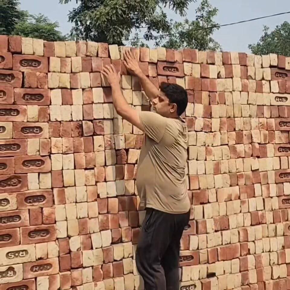 यमुनानगर महंगाई की दीवार हुई और ऊंची, ईंटों के बढ़े दाम
घर का सपना हुआ महंगा, ईंटों की कीमतों में उछाल
पेट्रोल, गैस के बाद अब ईंटों ने बढ़ाई जनता की चिंता
बेमौसमी बारिश का असर, ईंटों के रेट बढ़े
महंगाई की मार जारी, मकान निर्माण की लागत बढ़ी।।
#BrickPriceHike #InflationImpact #RisingCosts #ConstructionNews #HousingCrisis #BuildingMaterials #PriceRise #CommonMan #EconomicBurden #HaryanaNews #Yamunanagar #CostOfLiving #RealEstateNews #BrickKilnIndustry #LocalNews