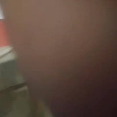 खागा तहसील में लेखपाल पर रिश्वत लेने का आरोप, वीडियो वायरल
खसरा बनाने के नाम पर कथित घूसखोरी का मामला सोशल मीडिया पर बना चर्चा का विषय
वायरल वीडियो के बाद कार्रवाई की मांग तेज, जांच पर टिकी लोगों की निगाहें
✒️रिपोर्ट पिंटू तिवारी
फतेहपुर (उत्तर प्रदेश)। खागा तहसील क्षेत्र से एक कथित रिश्वतखोरी का वीडियो सोशल मीडिया पर तेजी से वायरल हो रहा है। वायरल वीडियो में कछरा ग्राम पंचायत क्षेत्र से जुड़े एक लेखपाल पर खसरा तैयार करने के नाम पर धनराशि लेने के आरोप लगाए जा रहे हैं। वीडियो के सार्वजनिक होने के बाद प्रशासनिक पारदर्शिता, राजस्व विभाग की कार्यप्रणाली और भ्रष्टाचार विरोधी दावों को लेकर स्थानीय स्तर पर चर्चा तेज हो गई है। हालांकि वायरल वीडियो की स्वतंत्र पुष्टि अभी नहीं हुई है और मामले की आधिकारिक जांच की प्रतीक्षा की जा रही है।
जनपद फतेहपुर की खागा तहसील में तैनात बताए जा रहे लेखपाल शिव सिंह पटेल से जुड़ा एक वीडियो सोशल मीडिया प्लेटफॉर्म्स पर तेजी से वायरल हो रहा है। वायरल वीडियो को लेकर दावा किया जा रहा है कि खसरा तैयार करने के नाम पर कथित रूप से रिश्वत की मांग और लेन-देन की बातचीत की जा रही है।
सोशल मीडिया पर वायरल हो रहे वीडियो में कथित तौर पर यह भी सुनाई देने का दावा किया जा रहा है कि संबंधित कर्मचारी स्वयं के साथ-साथ अन्य लोगों के हिस्से की भी चर्चा कर रहा है। वीडियो सामने आने के बाद क्षेत्रीय लोगों में नाराजगी देखी जा रही है और प्रशासन से निष्पक्ष जांच की मांग उठ रही है।
स्थानीय लोगों का कहना है कि सरकार लगातार भ्रष्टाचार मुक्त व्यवस्था की बात करती रही है, लेकिन यदि वायरल वीडियो में लगाए जा रहे आरोप सही पाए जाते हैं तो यह प्रशासनिक तंत्र पर गंभीर सवाल खड़े करता है।
जांच और कार्रवाई को लेकर उठे सवाल
मामले के सामने आने के बाद अब लोगों की निगाहें जिला प्रशासन और राजस्व विभाग की कार्रवाई पर टिकी हुई हैं। क्षेत्र में यह चर्चा भी है कि क्या मामले की निष्पक्ष जांच कर दोषियों के विरुद्ध कार्रवाई होगी या फिर मामला केवल जांच तक सीमित रह जाएगा।
विशेषज्ञों का मानना है कि ऐसे मामलों में निष्पक्ष जांच, डिजिटल साक्ष्यों की फोरेंसिक पड़ताल और तथ्यों के सत्यापन के बाद ही किसी निष्कर्ष पर पहुंचा जाना चाहिए।
प्रशासनिक जवाबदेही पर बहस
वायरल वीडियो ने एक बार फिर सरकारी कार्यालयों में पारदर्शिता और जवाबदेही को लेकर बहस छेड़ दी है। ग्रामीणों का कहना है कि भूमि अभिलेख, खसरा, खतौनी और राजस्व से जुड़े कार्यों में पारदर्शी व्यवस्था सुनिश्चित की जानी चाहिए ताकि आम नागरिकों को किसी प्रकार की असुविधा या भ्रष्टाचार का सामना न करना पड़े।
फिलहाल यह मामला सोशल मीडिया पर वायरल वीडियो और लगाए गए आरोपों के आधार पर चर्चा में है। आरोपों की सत्यता की पुष्टि सक्षम जांच के बाद ही हो सकेगी। यदि प्रशासन द्वारा निष्पक्ष जांच कराई जाती है तो इससे न केवल तथ्य सामने आएंगे बल्कि सरकारी कार्यप्रणाली में जनता का विश्वास भी मजबूत होगा। अब यह देखना महत्वपूर्ण होगा कि संबंधित विभाग इस मामले में क्या कदम उठाता है।
🟥 ND NEWS की अपील
भ्रष्टाचार किसी भी व्यवस्था की विश्वसनीयता को कमजोर करता है। यदि किसी नागरिक के पास किसी सरकारी कर्मचारी के विरुद्ध ठोस साक्ष्य हैं तो उन्हें संबंधित विभाग, सतर्कता विभाग या सक्षम प्रशासनिक अधिकारियों के समक्ष प्रस्तुत करना चाहिए।
👇👇
@dgpup
@RSSorg
@UPGovt
@wpl1090
@RSSgeet
@Uppolice
@MIB_India
@PMOIndia
@HMOIndia
@abmanglik
@VHPDigital
@igrangealld
@myogioffice
@InfoDeptUP
@dmfatehpur
@sdmsadarftp
@CMOfficeUP
@CMOUP_RC
@UPPRD1948
@ChiefSecyUP
@ChiefSecyUP
@MahantYogiG
@FatehpurSdm
@fatehpurpolice
@BajrangDalOrg
@112UttarPradesh
@myogiadityanath
@CommissionerPrg
@ADGZonPrayagraj
👇👇
#NDNews #दैनिकनिष्पक्षधारा #Fatehpur #Khaga #Lekhpal #RevenueDepartment #Corruption #ViralVideo #BreakingNews #UPNews #Khatauni #Khasra #Transparency #GoodGovernance #AntiCorruption #FatehpurNews
👇👇
🟥 ND NEWS | दैनिक निष्पक्ष धारा
मुख्य संपादक / संस्थापक: राजन सिंह हाड़ा
सह-संपादक: शालिनी सिंह भदौरिया
✒️ रिपोर्ट : पिंटू तिवारी
📍 कार्यालय-3: U158, हीरा स्वीट्स के पास, विकास मार्ग, लक्ष्मी नगर, पूर्वी दिल्ली, पिन कोड – 110092 (NCR)
📍 कार्यालय-2: विधानसभा रोड, बर्लिंगटन चौराहा, लखनऊ – 226001 (UP)
📍 कार्यालय-1: 1/1 अटल बिहारी चौराहा, नियर बर्मा चौराहा, फतेहपुर – 212601 (UP)
📅 दिनांक: 18 जून 2026
📆 दिन: गुरुवार
📧 Email: ndnewschannel@gmail.com
📞 मोबाइल: 9696119696