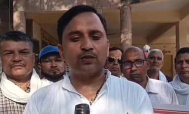 टीईटी अनिवार्यता के विरोध में शिक्षकों का प्रदर्शन, बांदा में राष्ट्रीय शैक्षिक महासंघ ने सौंपा ज्ञापन
पूर्व से सेवारत शिक्षकों के भविष्य को लेकर उठी चिंता, केंद्र और राज्य सरकार से मांगा समाधान
सैकड़ों शिक्षकों ने जिलाधिकारी कार्यालय पहुंचकर प्रधानमंत्री व मुख्यमंत्री के नाम भेजा ज्ञापन
✒️रिपोर्ट राजेश सिंह
बांदा (उत्तर प्रदेश)। शिक्षक पात्रता परीक्षा (टीईटी) लागू होने से पहले नियुक्त शिक्षकों पर टीईटी अनिवार्यता लागू किए जाने के विरोध में राष्ट्रीय शैक्षिक महासंघ ने बांदा में प्रदर्शन कर अपनी आपत्ति दर्ज कराई है। महासंघ का कहना है कि पूर्व से विधिवत नियुक्त शिक्षकों पर बाद में लागू किए गए पात्रता मानदंड थोपना प्राकृतिक न्याय और विधिक सिद्धांतों के विरुद्ध है। इसी मांग को लेकर सैकड़ों शिक्षकों ने जिलाधिकारी कार्यालय पहुंचकर प्रधानमंत्री, केंद्रीय शिक्षा मंत्री और मुख्यमंत्री के नाम संबोधित ज्ञापन सौंपा।
जनपद बांदा में राष्ट्रीय शैक्षिक महासंघ के बैनर तले गुरुवार को बड़ी संख्या में शिक्षक और शिक्षिकाएं जिलाधिकारी कार्यालय पहुंचे और टीईटी अनिवार्यता के विरोध में जोरदार प्रदर्शन किया। प्रदर्शन के बाद प्रधानमंत्री, केंद्रीय शिक्षा मंत्री तथा उत्तर प्रदेश के मुख्यमंत्री को संबोधित ज्ञापन जिलाधिकारी के माध्यम से भेजा गया।
राष्ट्रीय शैक्षिक महासंघ के जिलाध्यक्ष पंकज सिंह ने कहा कि सर्वोच्च न्यायालय द्वारा 1 सितंबर 2025 तथा पुनर्विचार याचिका में 29 मई 2026 को दिए गए निर्णयों के बाद देशभर के लाखों शिक्षकों में भविष्य को लेकर असमंजस और चिंता का माहौल है। उन्होंने कहा कि जिन शिक्षकों की नियुक्ति टीईटी व्यवस्था लागू होने से पहले विधिवत प्रक्रिया के तहत हुई थी, उन पर बाद में लागू पात्रता मानकों को लागू करना न्यायसंगत नहीं है।
उन्होंने कहा कि भारतीय विधिक व्यवस्था का मूल सिद्धांत है कि कोई भी नियम या नीति सामान्यतः उसके लागू होने की तिथि से प्रभावी होती है, न कि पूर्व प्रभाव से। ऐसे में वर्षों से सेवाएं दे रहे शिक्षकों के अधिकारों को प्रभावित करना उचित नहीं माना जा सकता।
आंदोलन की चेतावनी
महासंघ के पदाधिकारियों ने स्पष्ट किया कि यह आंदोलन का पहला चरण है। यदि सरकार द्वारा शिक्षकों की मांगों पर विचार नहीं किया गया तो संगठन प्रदेश और राष्ट्रीय स्तर पर व्यापक आंदोलन करेगा। महासंघ का कहना है कि वह किसी भी शिक्षक की नौकरी पर संकट नहीं आने देगा और आवश्यकता पड़ने पर सड़क से लेकर सदन तक संघर्ष किया जाएगा।
शिक्षकों ने उठाई स्थायी समाधान की मांग
ज्ञापन के माध्यम से मांग की गई कि भारत सरकार संसद में आवश्यक विधायी संशोधन या विशेष प्रावधान लाकर पूर्व से कार्यरत शिक्षकों को स्थायी राहत प्रदान करे। साथ ही सभी राज्यों एवं केंद्र शासित प्रदेशों को स्पष्ट दिशा-निर्देश जारी कर शिक्षकों में व्याप्त असमंजस को समाप्त किया जाए।
कार्यक्रम में राष्ट्रीय शैक्षिक महासंघ के जिला एवं ब्लॉक स्तरीय पदाधिकारी, शिक्षक एवं शिक्षिकाएं बड़ी संख्या में मौजूद रहे।
बांदा में हुआ यह प्रदर्शन शिक्षा व्यवस्था और शिक्षक सेवा सुरक्षा से जुड़े एक महत्वपूर्ण मुद्दे को सामने लाता है। फिलहाल शिक्षकों की मांगों पर सरकार की ओर से कोई आधिकारिक प्रतिक्रिया सामने नहीं आई है। अब निगाहें इस बात पर टिकी हैं कि संबंधित सरकारें और शिक्षा विभाग इस विषय पर क्या रुख अपनाते हैं और शिक्षकों की चिंताओं का समाधान किस प्रकार किया जाता है।
🟥 ND NEWS की अपील
शिक्षा किसी भी राष्ट्र की प्रगति की आधारशिला है। शिक्षक समाज निर्माण के प्रमुख स्तंभ हैं। सरकार, न्यायपालिका, शिक्षा विभाग और शिक्षक संगठनों को संवाद और संवैधानिक प्रक्रियाओं के माध्यम से ऐसा समाधान निकालना चाहिए जिससे शिक्षा व्यवस्था मजबूत हो और शिक्षकों के अधिकार भी सुरक्षित रहें।
👇👇
@bandapolice
@PMOIndia
@EduMinOfIndia
@myogiadityanath
@CMOfficeUP
@UPGovt
@InfoDeptUP
@ChiefSecyUP
@DMBanda
@basicshiksha_up
@UPGovtNews
👇👇
#NDNews #दैनिकनिष्पक्षधारा #Banda #NationalEducationalFederation #TET #TeacherNews #EducationNews #UPTeachers #TeachersProtest #BandaNews #EducationPolicy #UPGovernment #TeacherRights #BreakingNews
👇👇
🟥 ND NEWS | दैनिक निष्पक्ष धारा
मुख्य संपादक / संस्थापक: राजन सिंह हाड़ा
सह-संपादक: शालिनी सिंह भदौरिया
📍 कार्यालय-3: U158, हीरा स्वीट्स के पास, विकास मार्ग, लक्ष्मी नगर, पूर्वी दिल्ली, पिन कोड – 110092 (NCR)
📍 कार्यालय-2: विधानसभा रोड, बर्लिंगटन चौराहा, लखनऊ – 226001 (UP)
📍 कार्यालय-1: 1/1 अटल बिहारी चौराहा, नियर बर्मा चौराहा, फतेहपुर – 212601 (UP)
📅 दिनांक: 18 जून 2026
📆 दिन: गुरुवार
📞 मोबाइल: 9696119696