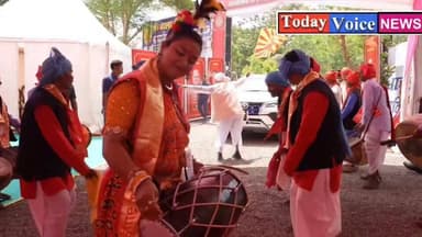 भारत की राष्ट्रपति द्रौपदी मुर्मु आज बैतूल में प्रजापिता ब्रह्माकुमारी ईश्वरीय विश्वविद्यालय द्वारा आयोजित ‘आध्यात्मिक जागृति द्वारा आदिवासी समाज का सशक्तीकरण’ महासम्मेलन में शामिल हुईं।
राष्ट्रपति ने अपने संबोधन में कहा, “आध्यात्मिक जागृति व्यक्ति को उसकी आंतरिक शक्तियों का अनुभव कराती है और उसे सकारात्मक सोच तथा जीवन के उच्च उद्देश्यों से जोड़ती है।”
आदिवासी समाज के सशक्तीकरण, आध्यात्मिक चेतना और सामाजिक उत्थान की दिशा में यह सम्मेलन एक प्रेरणादायक पहल है। 🌿🇮🇳
#राष्ट्रपति_द्रौपदी_मुर्मु
#DroupadiMurmu
#PresidentOfIndia
#बैतूल
#Betul
#मध्यप्रदेश
#MadhyaPradesh
#आध्यात्मिक_जागृति
#आदिवासी_सशक्तीकरण
#जनजातीय_गौरव
#TribalEmpowerment
#SpiritualAwakening
#BrahmaKumaris
#सकारात्मक_सोच
#नारी_शक्ति
#EmpoweringCommunities
#बैतूल_गौरव
#भारत_की_राष्ट्रपति
#NewIndia
#InspiringIndia
#राष्ट्रपति_द्रौपदी_मुर्मु #आदिवासी_सशक्तीकरण #आध्यात्मिक_जागृति #बैतूल #जनजातीय_गौरव