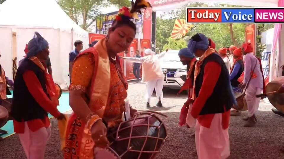 भारत की राष्ट्रपति द्रौपदी मुर्मु आज बैतूल में प्रजापिता ब्रह्माकुमारी ईश्वरीय विश्वविद्यालय द्वारा आयोजित ‘आध्यात्मिक जागृति द्वारा आदिवासी समाज का सशक्तीकरण’ महासम्मेलन में शामिल हुईं।
राष्ट्रपति ने अपने संबोधन में कहा, “आध्यात्मिक जागृति व्यक्ति को उसकी आंतरिक शक्तियों का अनुभव कराती है और उसे सकारात्मक सोच तथा जीवन के उच्च उद्देश्यों से जोड़ती है।”
आदिवासी समाज के सशक्तीकरण, आध्यात्मिक चेतना और सामाजिक उत्थान की दिशा में यह सम्मेलन एक प्रेरणादायक पहल है। 🌿🇮🇳
#राष्ट्रपति_द्रौपदी_मुर्मु
#DroupadiMurmu
#PresidentOfIndia
#बैतूल
#Betul
#मध्यप्रदेश
#MadhyaPradesh
#आध्यात्मिक_जागृति
#आदिवासी_सशक्तीकरण
#जनजातीय_गौरव
#TribalEmpowerment
#SpiritualAwakening
#BrahmaKumaris
#सकारात्मक_सोच
#नारी_शक्ति
#EmpoweringCommunities
#बैतूल_गौरव
#भारत_की_राष्ट्रपति
#NewIndia
#InspiringIndia
#राष्ट्रपति_द्रौपदी_मुर्मु #आदिवासी_सशक्तीकरण #आध्यात्मिक_जागृति #बैतूल #जनजातीय_गौरव