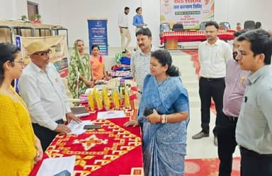 आमजन शासकीय योजनाओ का उठाएं लाभ, बनें सशक्त और आत्मनिर्भर-विधायक मनीषा सिंह
===
विधायक एवं अन्य जनप्रतिनिधियों ने विभिन्न योजनाओं के हितग्राहियों को किया हितलाभ का वितरण
====
सोहागपुर जनपद कार्यालय में आयोजित हुआ जन कल्याण शिविर, समस्याओं के त्वरित निराकरण के दिए गए निर्देश
===
जिले की जनपद पंचायतों एवं नगरीय निकायों में संचालित जन कल्याण शिविरों के माध्यम से आमजन को केंद्र एवं राज्य सरकार की विभिन्न जनकल्याणकारी योजनाओं का लाभ पहुंचाया जा रहा हैं। इन शिविरों में विभागीय अधिकारियों द्वारा नागरिकों की समस्याएं एवं आवेदन प्राप्त कर उनका यथासंभव त्वरित निराकरण सुनिश्चित किया जा रहा है। साथ ही लोगों को विभिन्न योजनाओं की जानकारी देकर लाभ लेने के लिए प्रेरित भी किया जा रहा है।
जनपद पंचायत कार्यालय सोहागपुर में विधायक श्रीमती मनीषा सिंह की उपस्थिति में जन कल्याण शिविर का आयोजन किया गया। शिविर में बड़ी संख्या में नागरिकों ने भाग लेकर अपनी समस्याएं एवं आवेदन प्रस्तुत किए।
कार्यक्रम को संबोधित करते हुए विधायक श्रीमती मनीषा सिंह ने कहा कि प्रधानमंत्री श्री नरेंद्र मोदी एवं मुख्यमंत्री डॉ. मोहन यादव के नेतृत्व में समाज के प्रत्येक वर्ग को ध्यान में रखते हुए विकास एवं जनहित के अनेक कार्य किए जा रहे हैं। उन्होंने कहा कि प्रदेशभर में आयोजित किए जा रहे जन कल्याण शिविरों का उद्देश्य अंतिम पंक्ति के पात्र व्यक्तियों तक केंद्र एवं राज्य सरकार की योजनाओं का लाभ पहुंचाना है, ताकि कोई भी पात्र हितग्राही योजना से वंचित न रहे।
विधायक ने लोगों से अधिक से अधिक संख्या में जन कल्याण शिविरों में पहुंचकर पात्रतानुसार विभिन्न योजनाओं का लाभ लेने का आह्वान करते हुए कहा कि शासन की योजनाओं का लाभ उठाकर नागरिक सशक्त एवं आत्मनिर्भर बन सकते हैं। विधायक ने लाडली लक्ष्मी योजना, आयुष्मान कार्ड, इंदिरा गांधी वृद्धावस्था पेंशन योजना सहित विभिन्न योजनाओं के हितग्राहियों को हितलाभ का वितरण किया।
शिविर के दौरान आमजन की समस्याओं एवं शिकायतों को गंभीरता से सुनते हुए उनके त्वरित निराकरण की दिशा में आवश्यक कार्रवाई भी की गई।
इस अवसर पर जनपद पंचायत उपाध्यक्ष श्री शक्ति सिंह चंदेल, मुख्य कार्यपालन अधिकारी जनपद पंचायत श्री गलैक्सी नागपुरे, अन्य जनप्रतिनिधि, विभागीय अधिकारी-कर्मचारी तथा बड़ी संख्या में हितग्राही उपस्थित रहे।
#शहडोल #12YearsOfVikasBhiVirasatBhi #shahdol