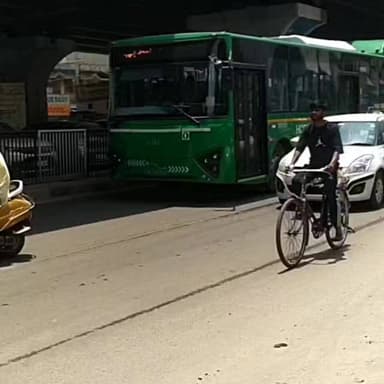 पानीपत में टेंपो चालकों की दादागिरी हुई खत्म सरकार ने चलाई इलेक्ट्रॉनिक बस जनता को मिली राहत टेंपो चालक करते थे मनमानी 20 से ₹30 वसूल करते थे सवारी से यदि कोई सवारी बाहर की आ जाए तो उस से ज्यादा पैसे वसूलने का का प्रयास करते थे