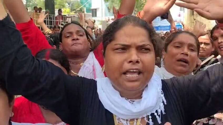 हाजीपुर मुख्यालय में किन्नरों के प्रदर्शन,अपने चोरी के सामान की बरामदगी को लेकर नाराज दिख रहे किन्नर !
#biharnews #biharpolice #hajipur #vaishalipolice #spvaishali #thevaishalikhabar